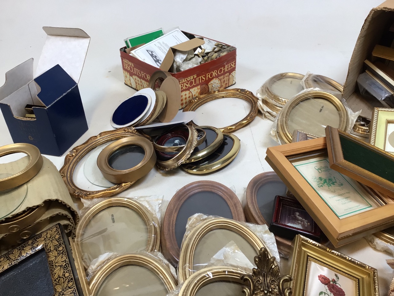 A large quantity of small and miniature frames in metal, wood, brass and other materials - Image 3 of 5