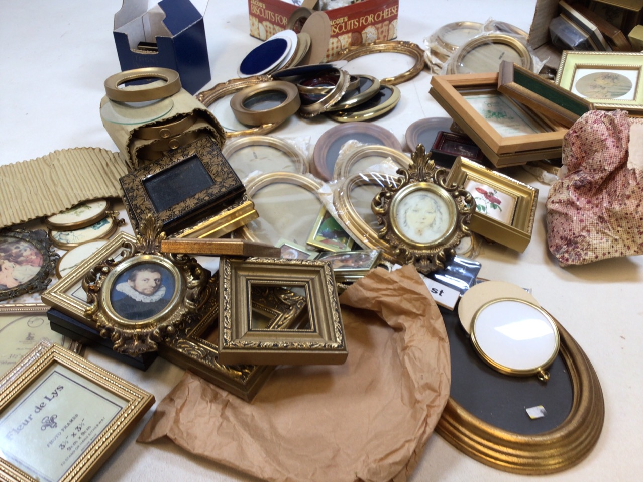 A large quantity of small and miniature frames in metal, wood, brass and other materials - Image 5 of 5