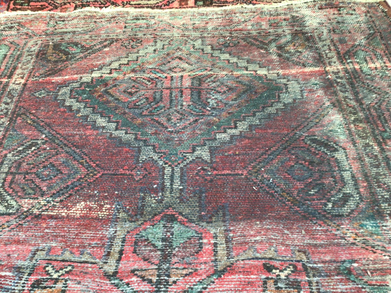 A vintage handmade Iranian rugW:95cm x H:156cm includes fringe - Image 6 of 6