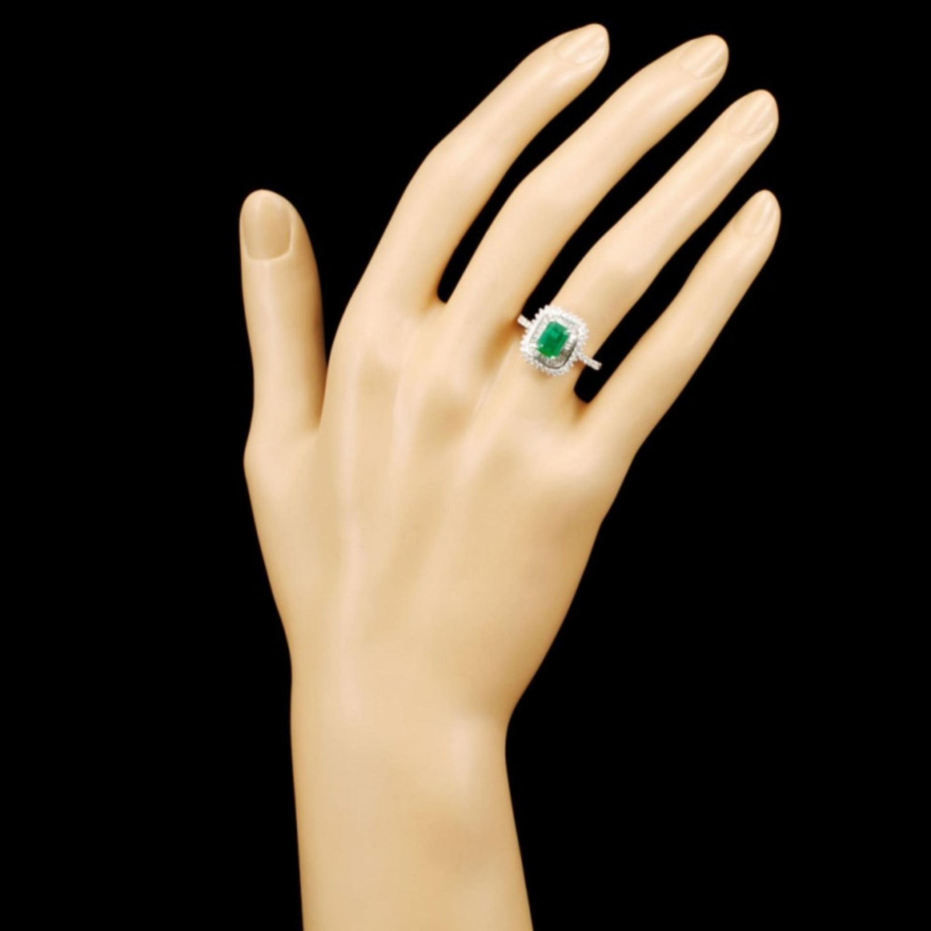 18K Gold 1.00ct Emerald & 0.72ctw Diamond Ring - Image 4 of 5