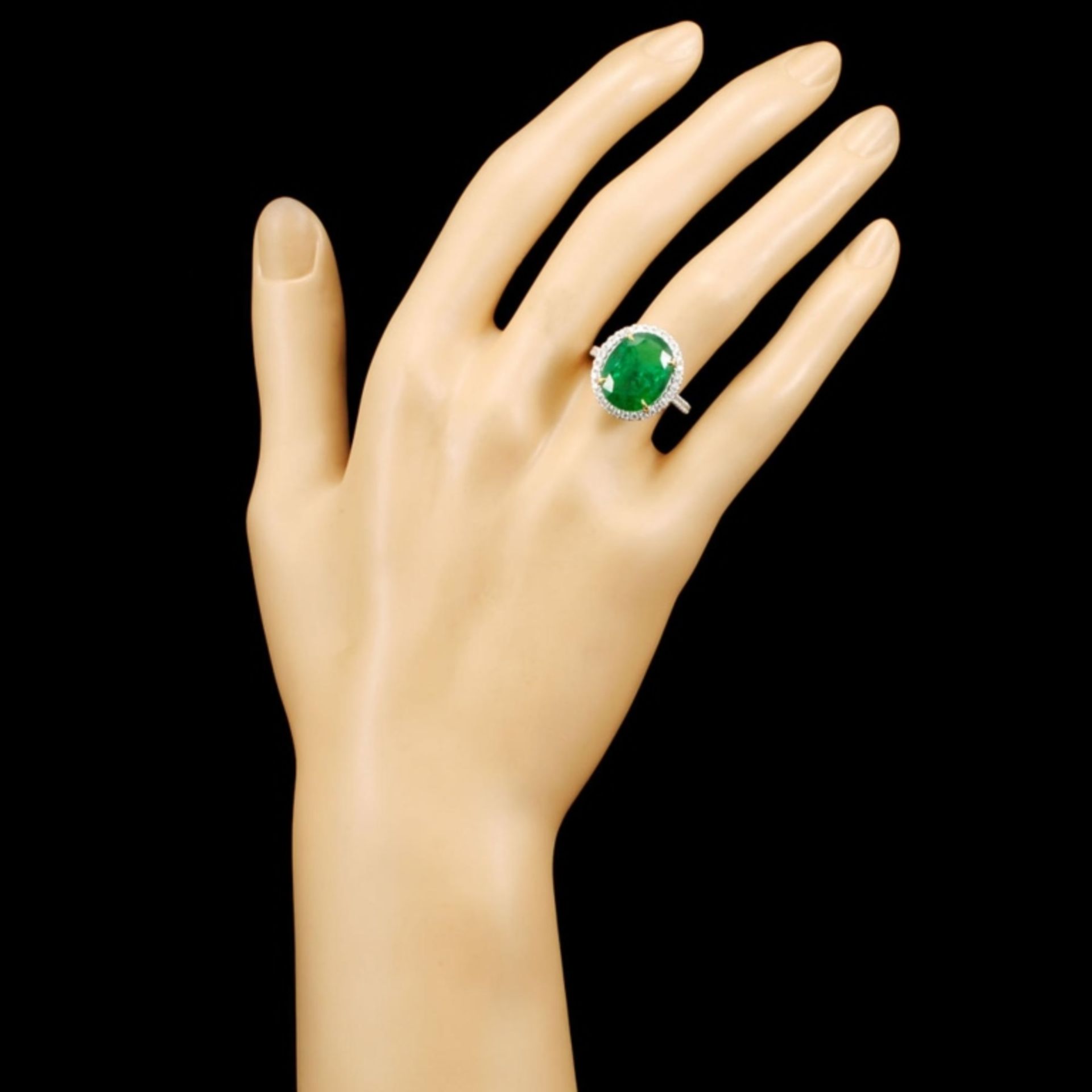 14K Gold 7.80ct Emerald & 0.44ctw Diamond Ring - Image 4 of 5