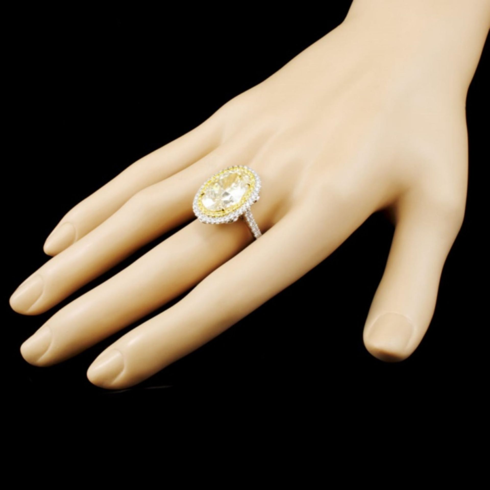 18K White Gold 8.13ctw Fancy Diamond Ring - Image 4 of 6