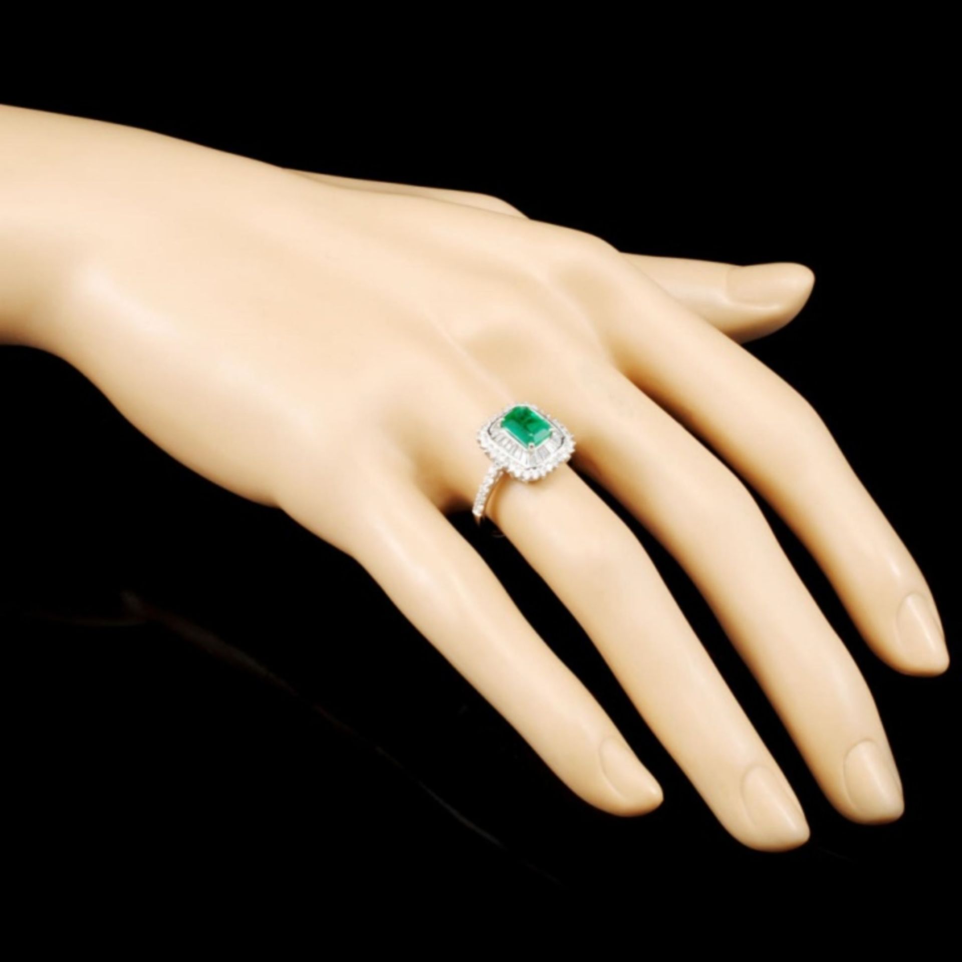 18K Gold 1.00ct Emerald & 0.72ctw Diamond Ring - Image 3 of 5