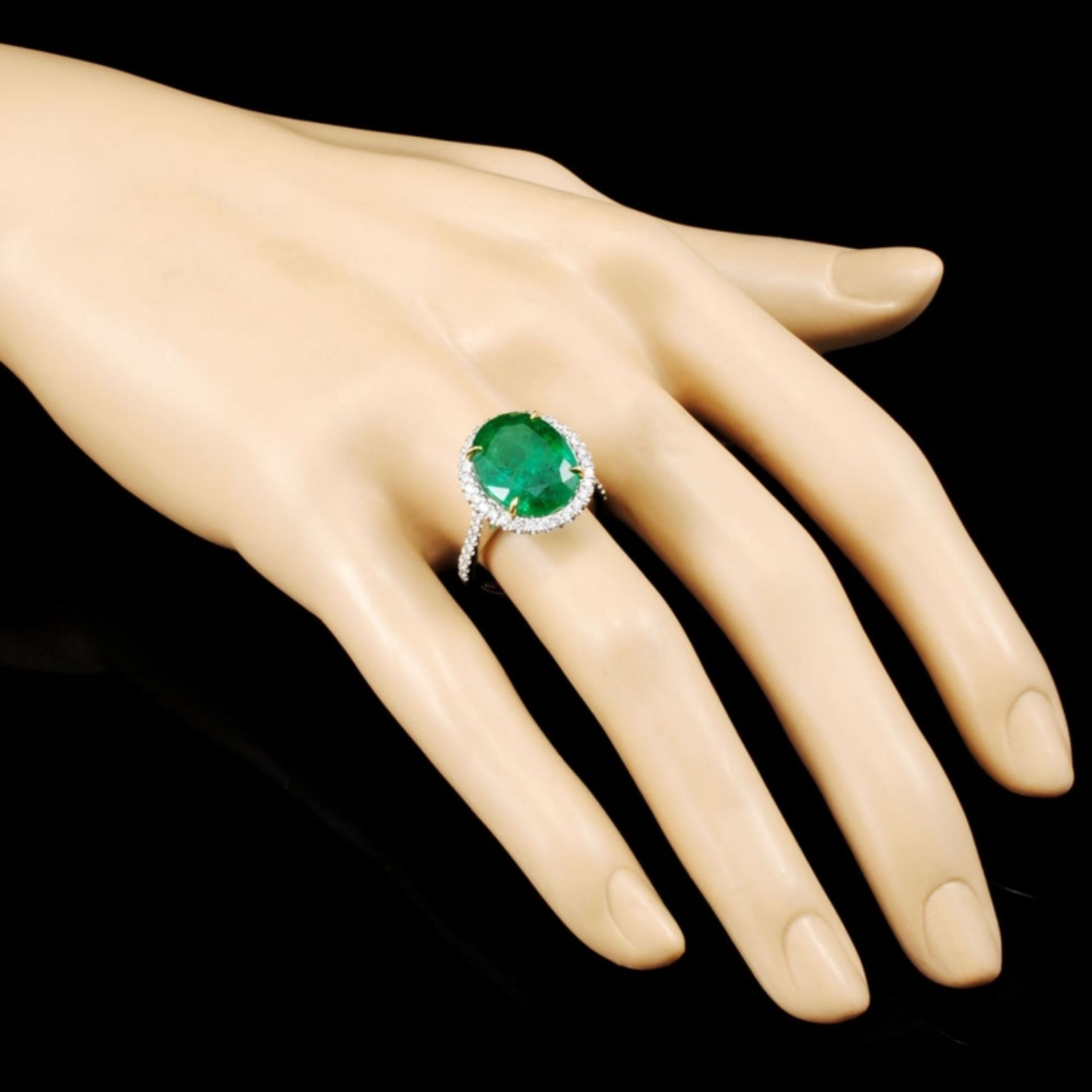 14K Gold 7.80ct Emerald & 0.44ctw Diamond Ring - Image 3 of 5