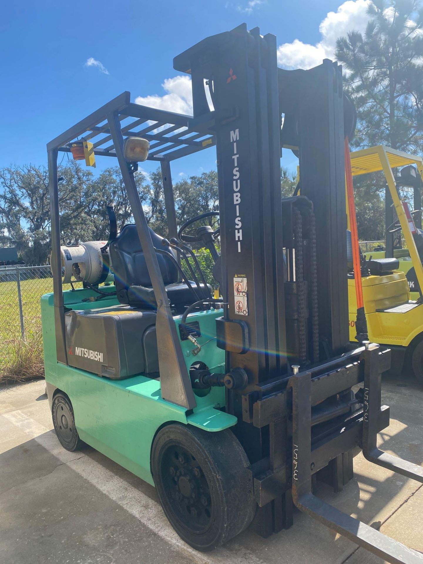 MITSUBISHI LP FORKLIFT MODEL FGC25, 5,000 LB CAPACITY, TILT, SIDE SHIFT, RUNS AND OPERATES - Image 4 of 8