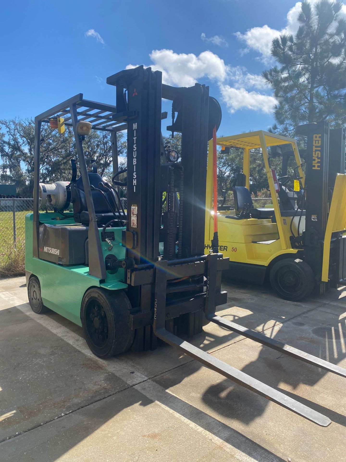 MITSUBISHI LP FORKLIFT MODEL FGC25, 5,000 LB CAPACITY, TILT, SIDE SHIFT, RUNS AND OPERATES - Image 3 of 8