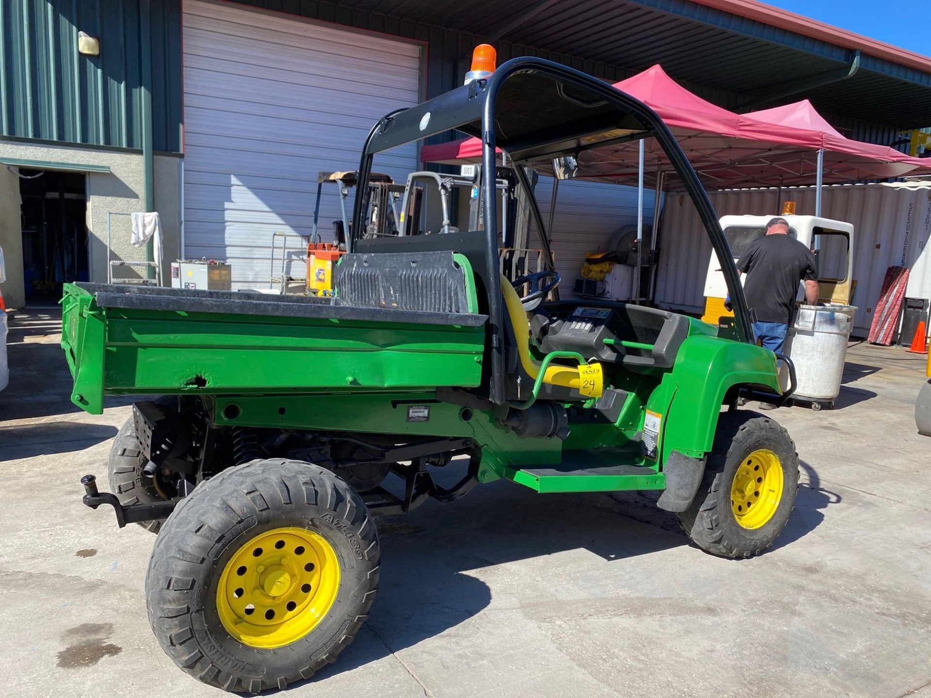 JOHN DEERE GATOR XUV ATV WITH DUMP BED, GAS POWERED, 1,713 HOURS SHOWING, RUNS AND DRIVES - Image 5 of 9