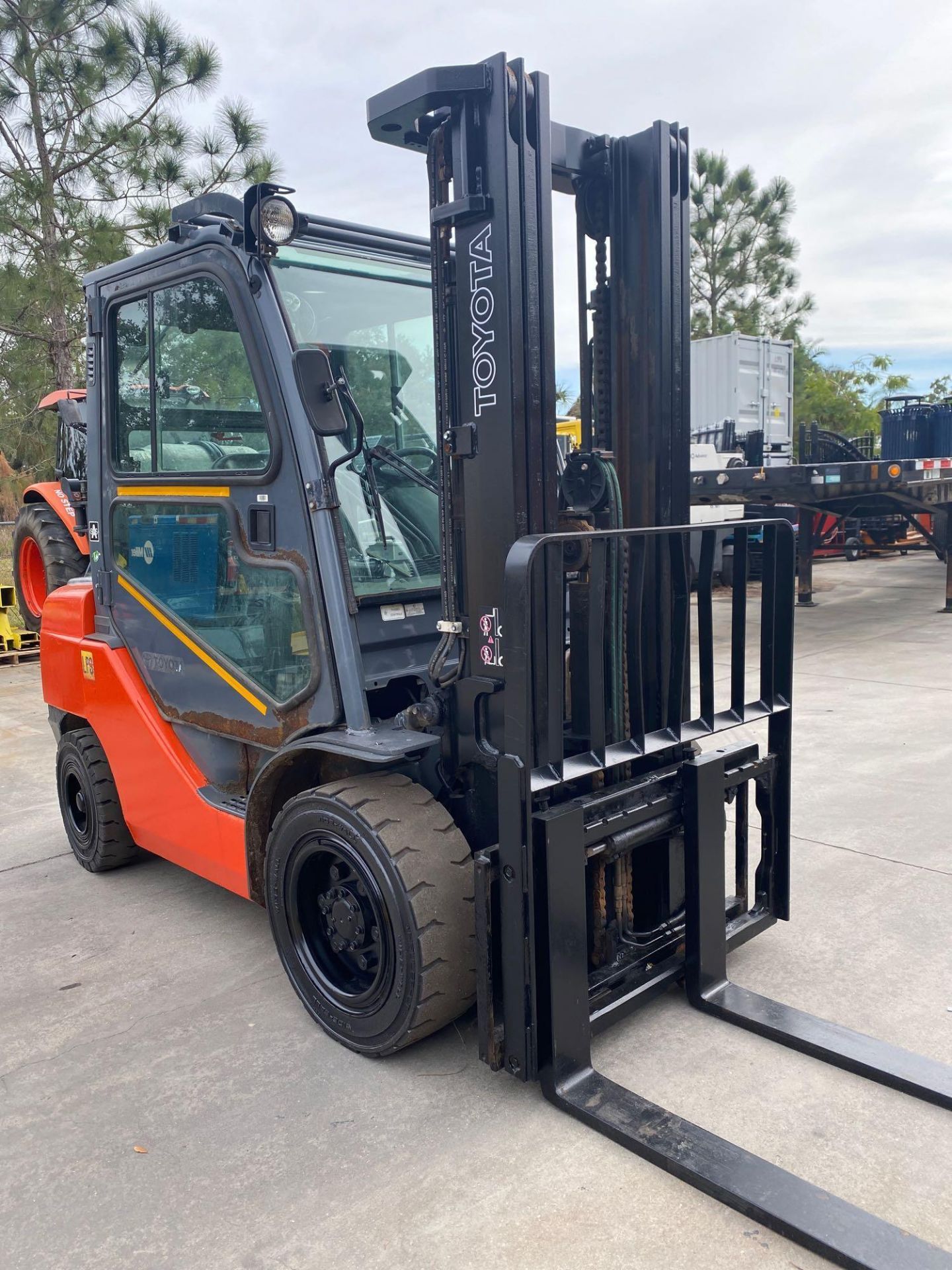 TOYOTA LP FORKLIFT MODEL 8FGU30, ENCLOSED CAB, 6,000 LB CAPACITY, TILT, SIDE SHIFT, WIPERS, HEAT, RU - Image 4 of 26