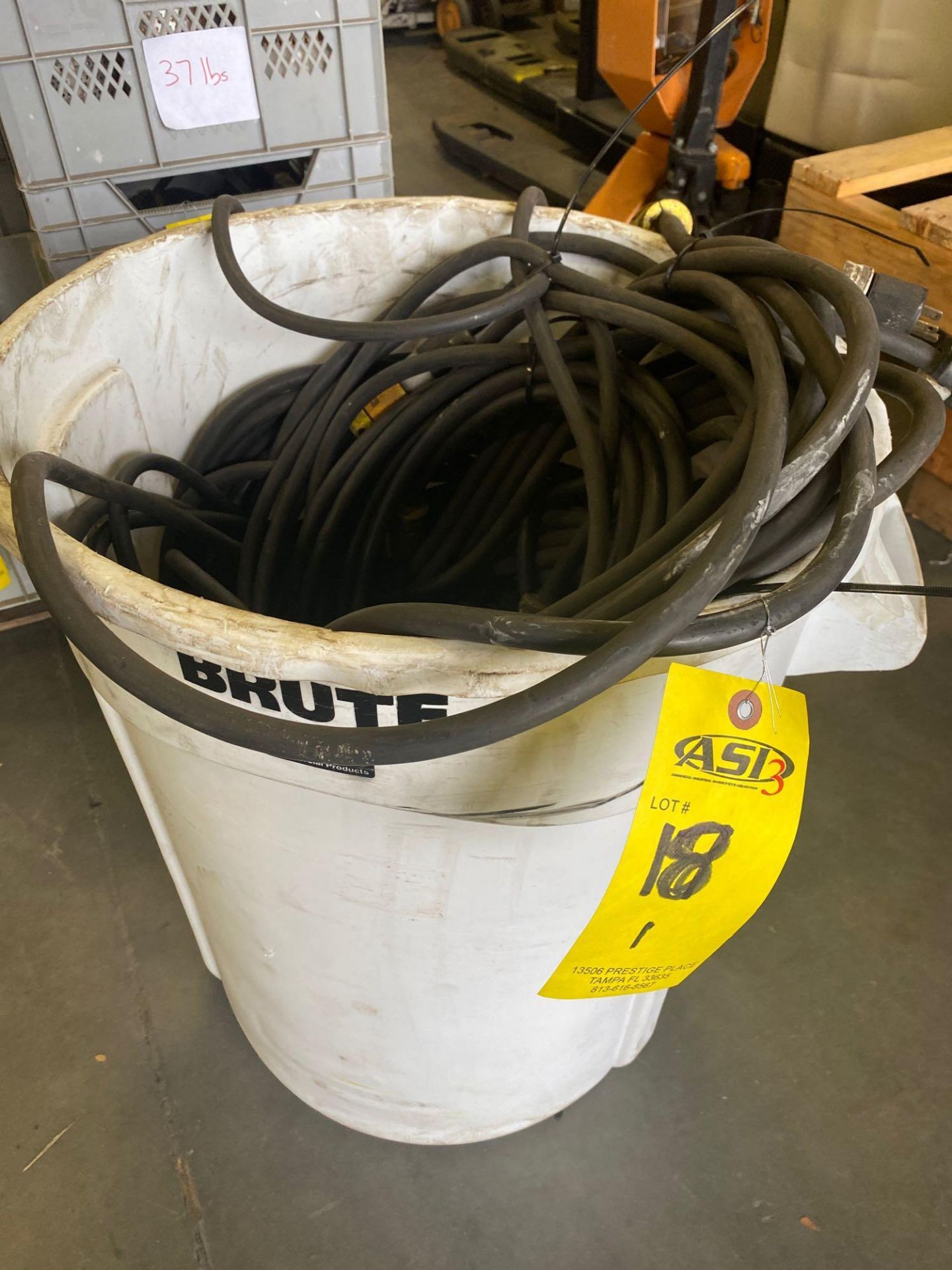 BRUTE TRASH CAN FULL OF EXTENSION CORDS