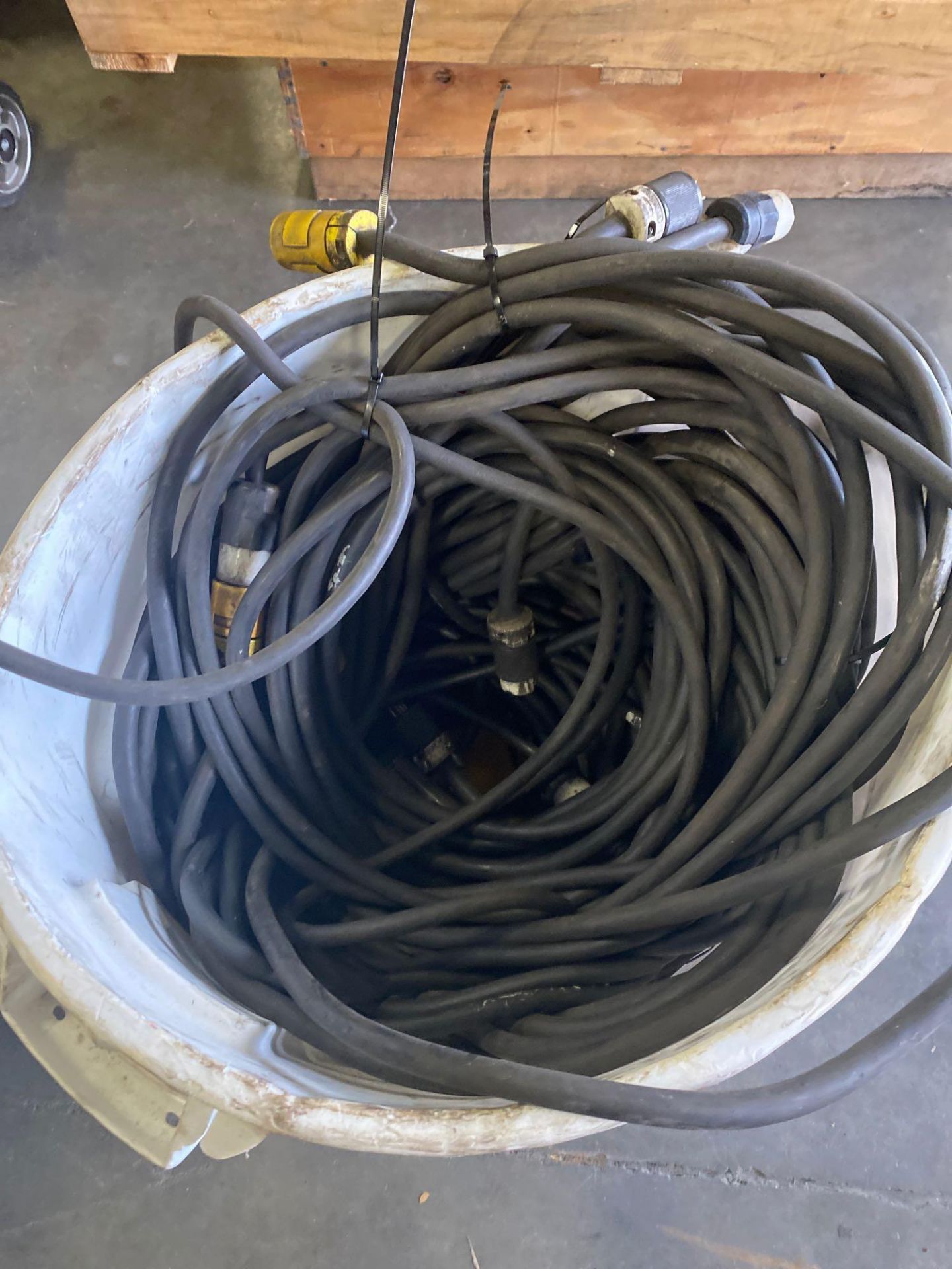 BRUTE TRASH CAN FULL OF EXTENSION CORDS - Image 3 of 3