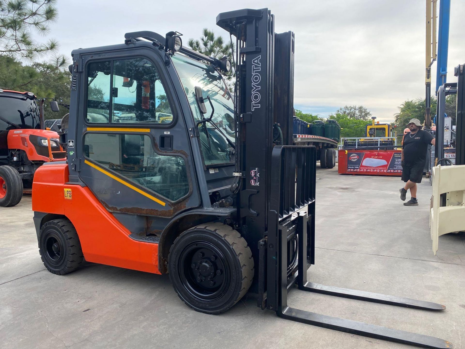 TOYOTA LP FORKLIFT MODEL 8FGU30, ENCLOSED CAB, 6,000 LB CAPACITY, TILT, SIDE SHIFT, WIPERS, HEAT, RU - Image 8 of 26