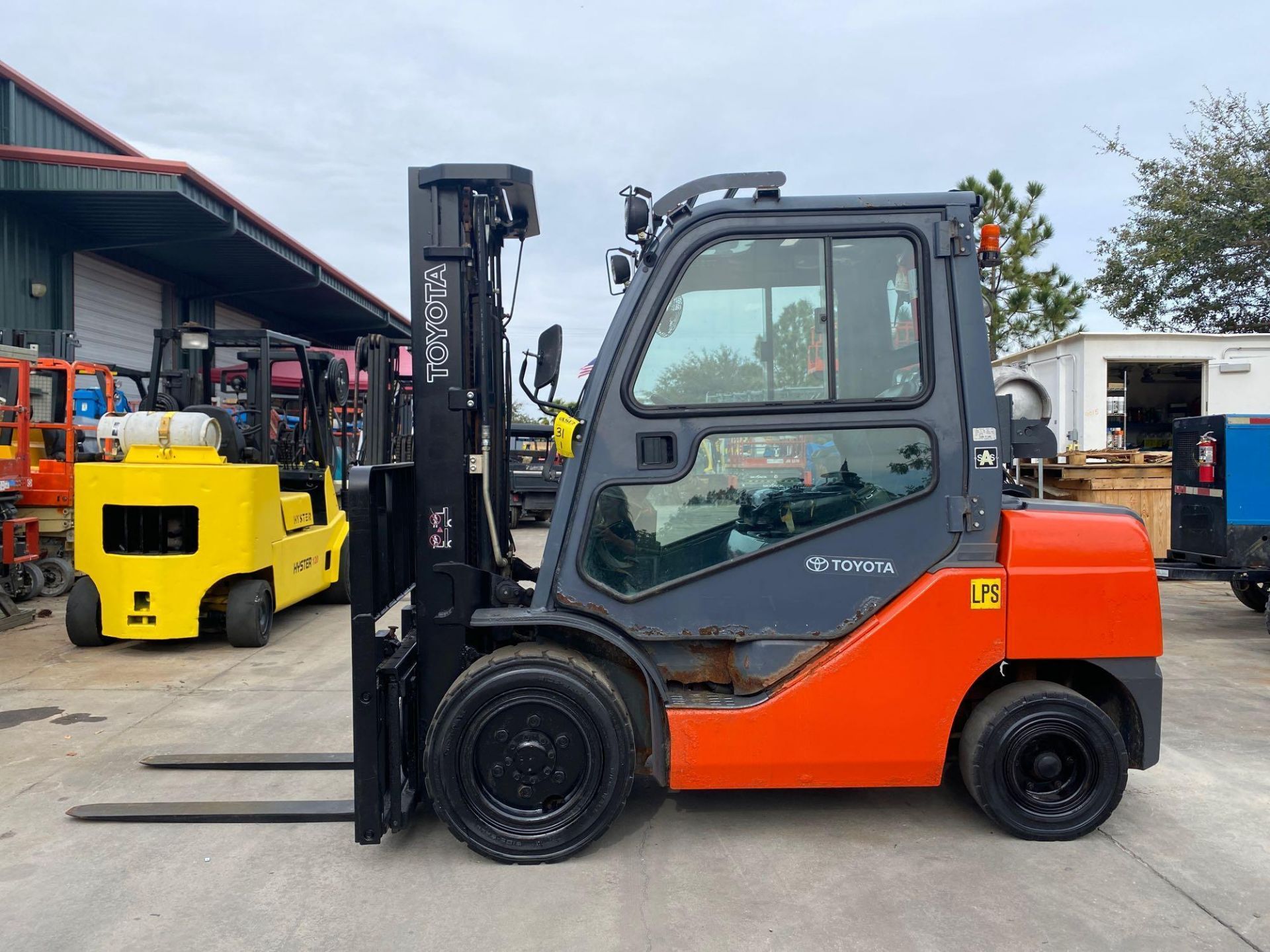 TOYOTA LP FORKLIFT MODEL 8FGU30, ENCLOSED CAB, 6,000 LB CAPACITY, TILT, SIDE SHIFT, WIPERS, HEAT, RU - Image 14 of 26