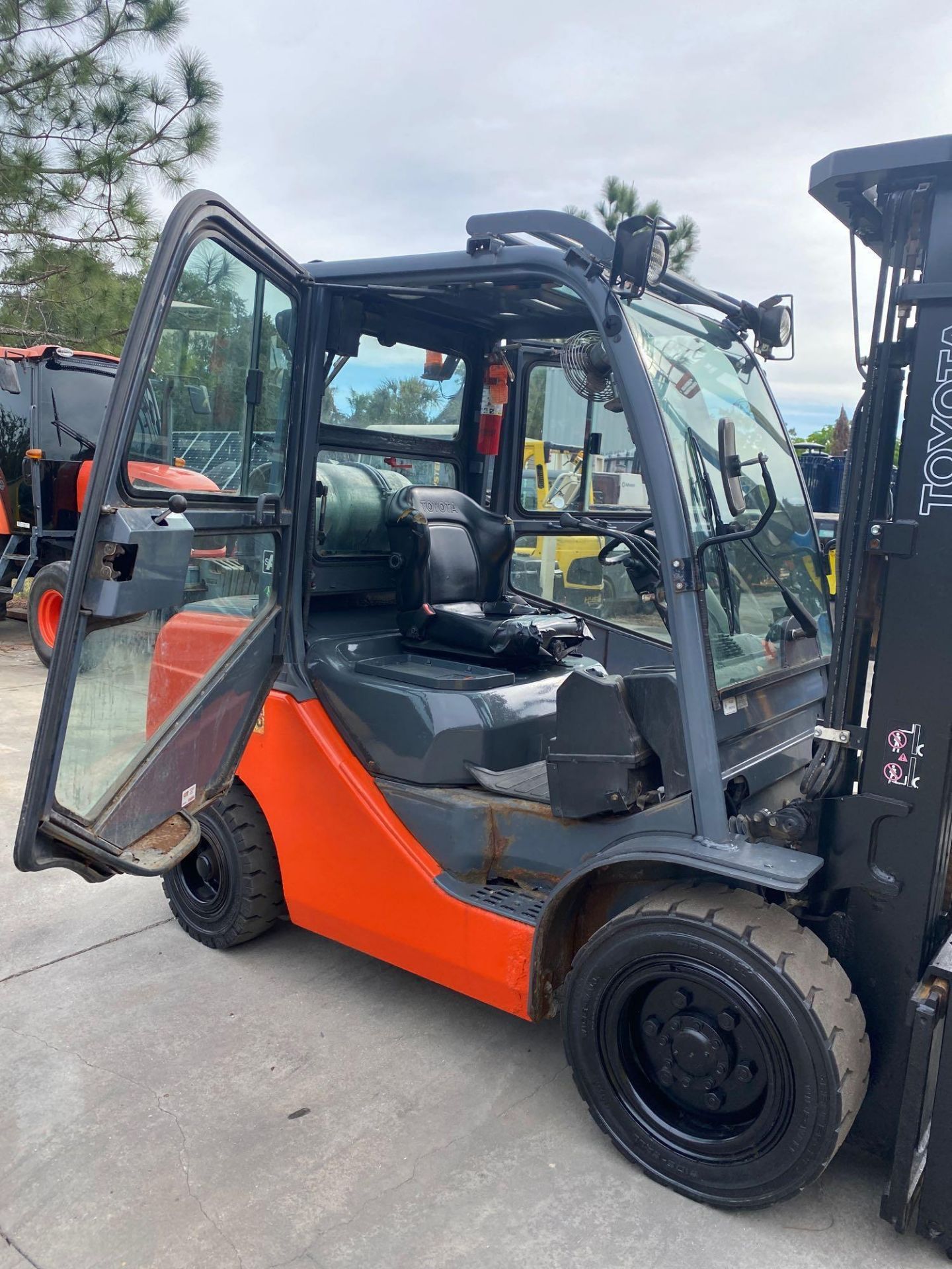 TOYOTA LP FORKLIFT MODEL 8FGU30, ENCLOSED CAB, 6,000 LB CAPACITY, TILT, SIDE SHIFT, WIPERS, HEAT, RU - Image 26 of 26