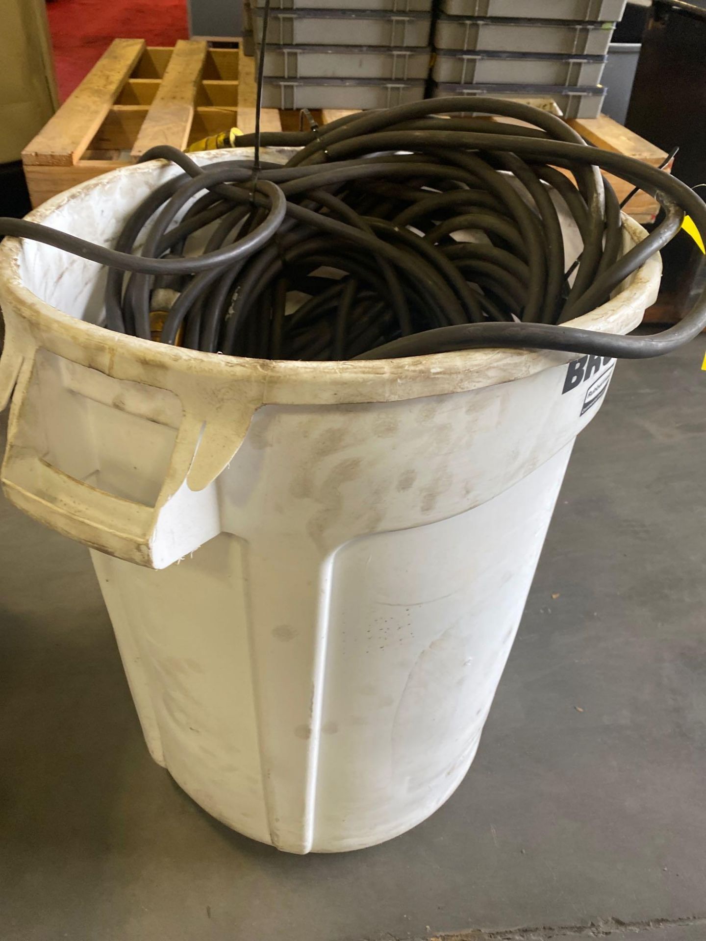 BRUTE TRASH CAN FULL OF EXTENSION CORDS - Image 2 of 3