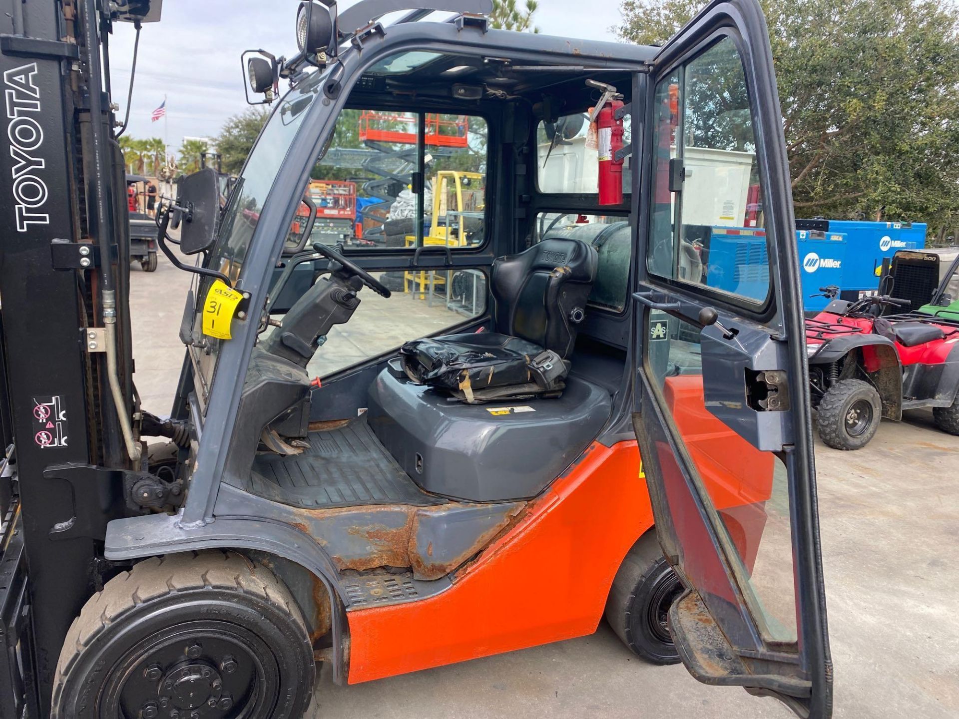 TOYOTA LP FORKLIFT MODEL 8FGU30, ENCLOSED CAB, 6,000 LB CAPACITY, TILT, SIDE SHIFT, WIPERS, HEAT, RU - Image 18 of 26