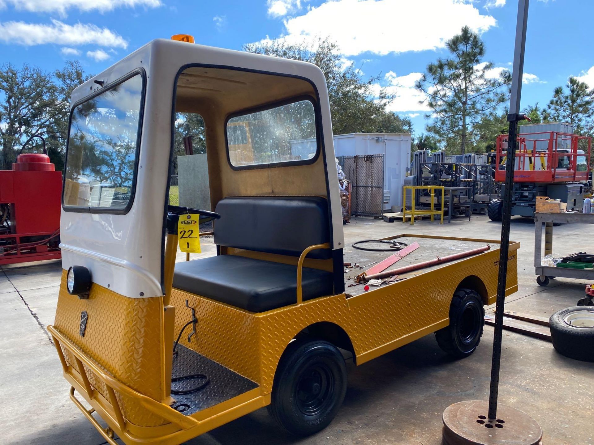 TAYLOR DUNN ELECTRIC SHOP CART, FLAT BED, BUILT IN BATTERY CHARGER, RUNS AND DRIVES - Image 4 of 7