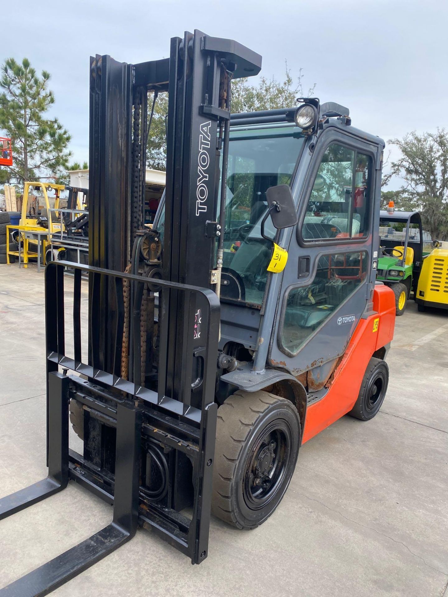 TOYOTA LP FORKLIFT MODEL 8FGU30, ENCLOSED CAB, 6,000 LB CAPACITY, TILT, SIDE SHIFT, WIPERS, HEAT, RU - Image 16 of 26