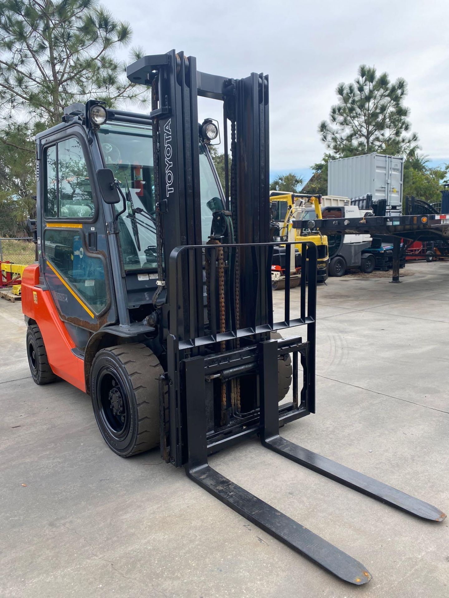 TOYOTA LP FORKLIFT MODEL 8FGU30, ENCLOSED CAB, 6,000 LB CAPACITY, TILT, SIDE SHIFT, WIPERS, HEAT, RU - Image 6 of 26