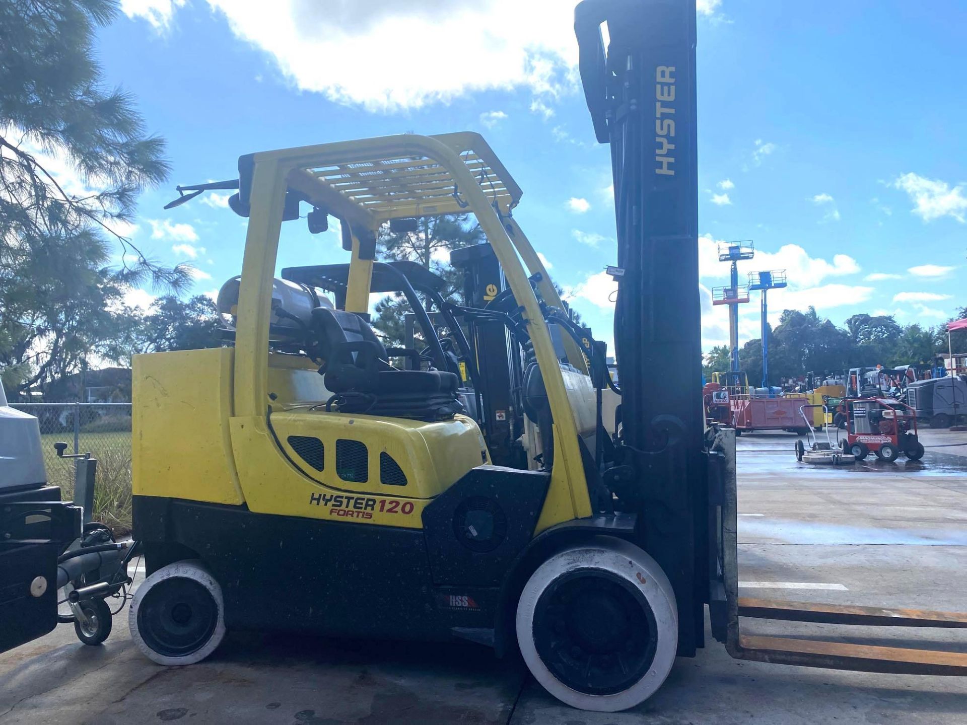 2013 HYSTER S120FTPRS LP FORKLIFT, 12,000 LB CAPACITY, 220.5" HEIGHT CAPACITY, TILT, AUX HOOKUPS, NO - Image 6 of 9