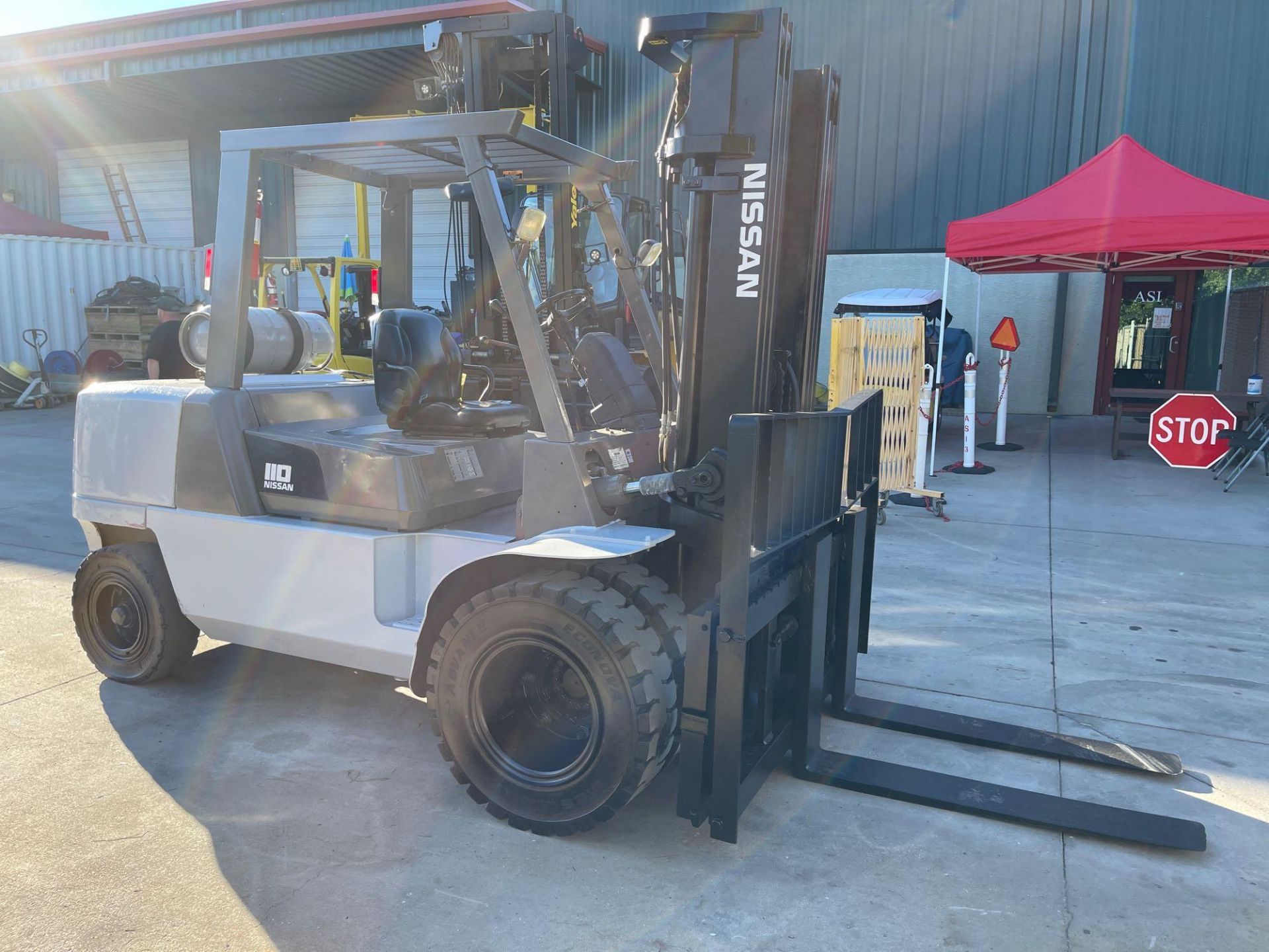 NISSAN LP FORKLIFT MODEL F04B50V-LP , APPROXIMATELY 10,800 LB CAPACITY, 201" HEIGHT CAPACITY - Image 4 of 18