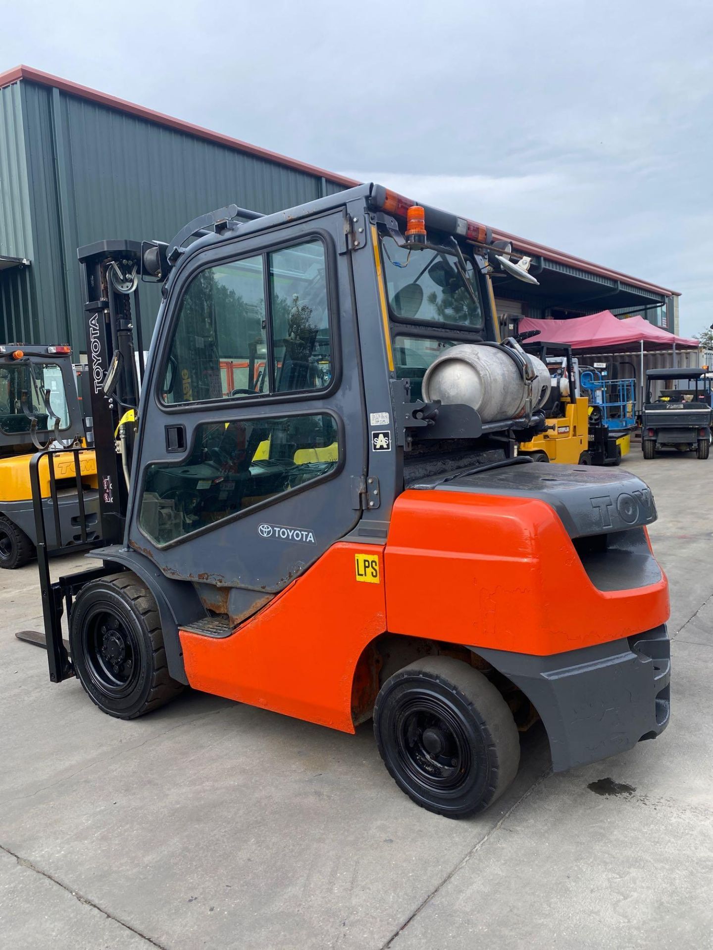 TOYOTA LP FORKLIFT MODEL 8FGU30, ENCLOSED CAB, 6,000 LB CAPACITY, TILT, SIDE SHIFT, WIPERS, HEAT, RU - Image 11 of 26