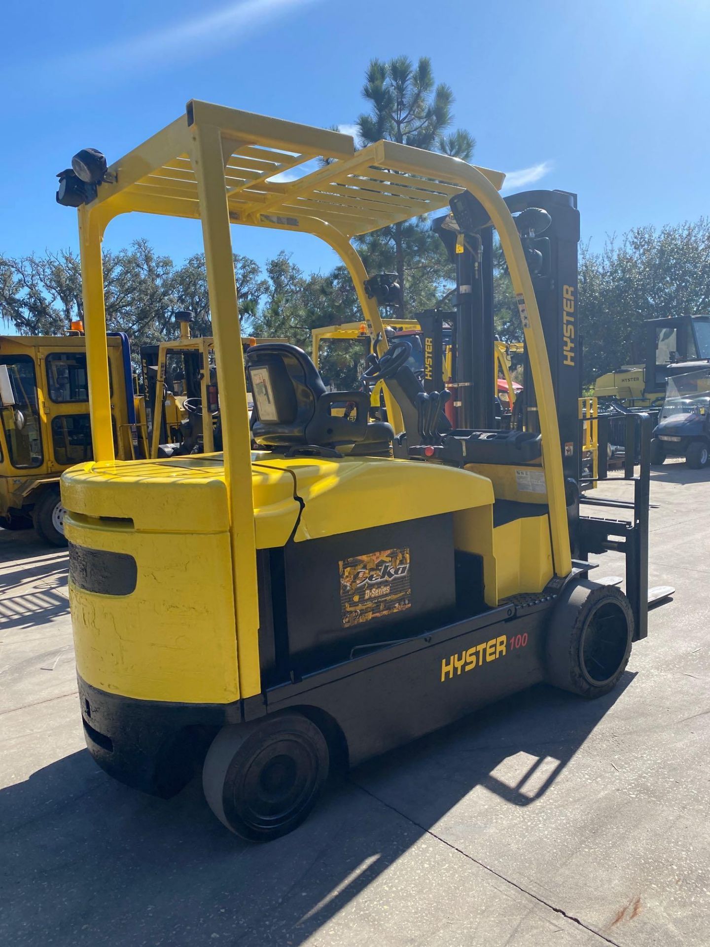 2014 HYSTER E100XN ELECTRIC FORKLIFT, 10,000 LB CAPACITY, TILT, SIDE SHIFT, 36V, 134.8" HEIGHT CAP - Image 4 of 8