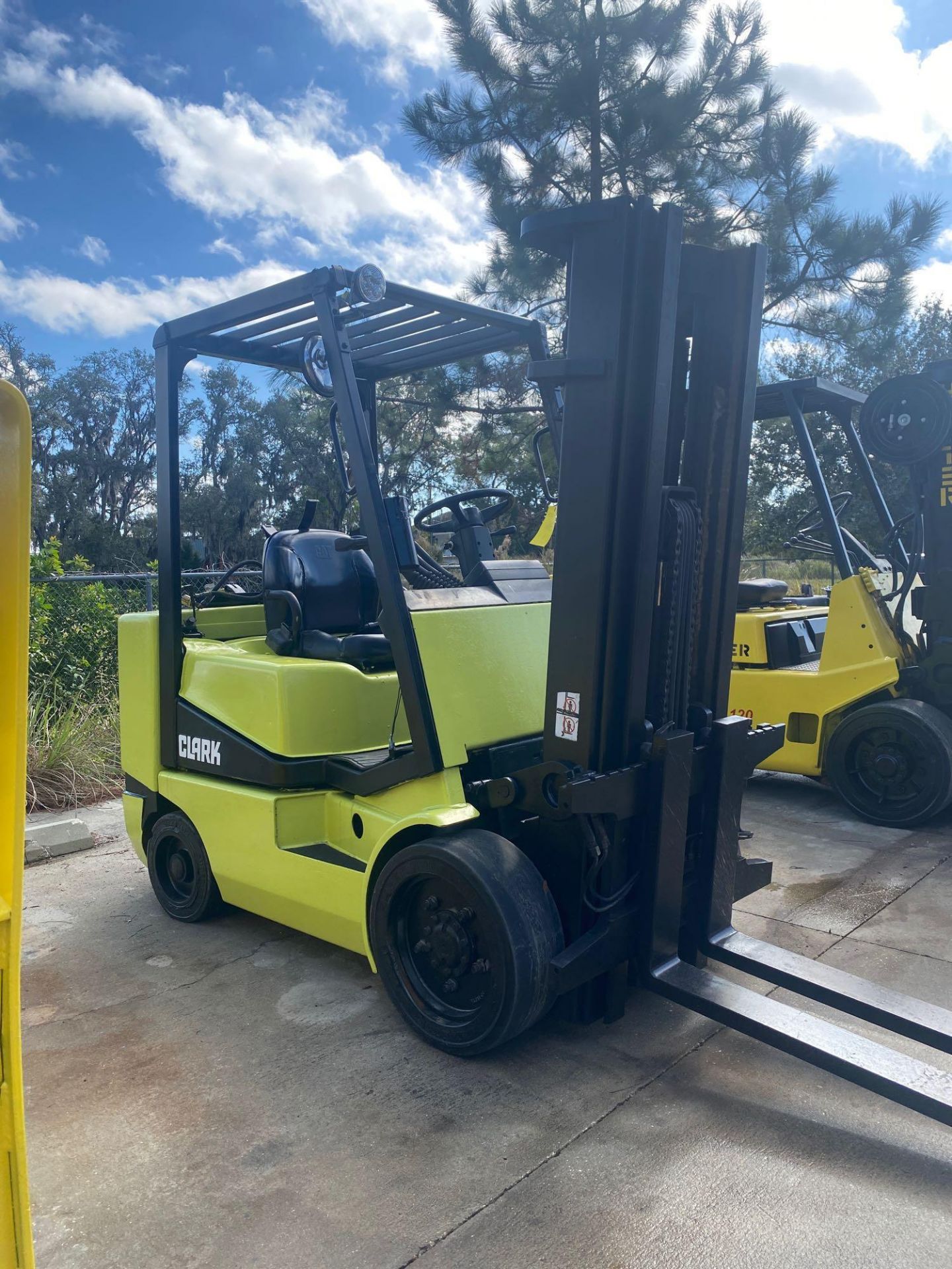 CLARK LP FORKLIFT MODEL CGC30, APPROXIMATE 6,000 LB CAPACITY, 189" HEIGHT CAP, TILT, TANK NOT INCLUD - Image 5 of 7