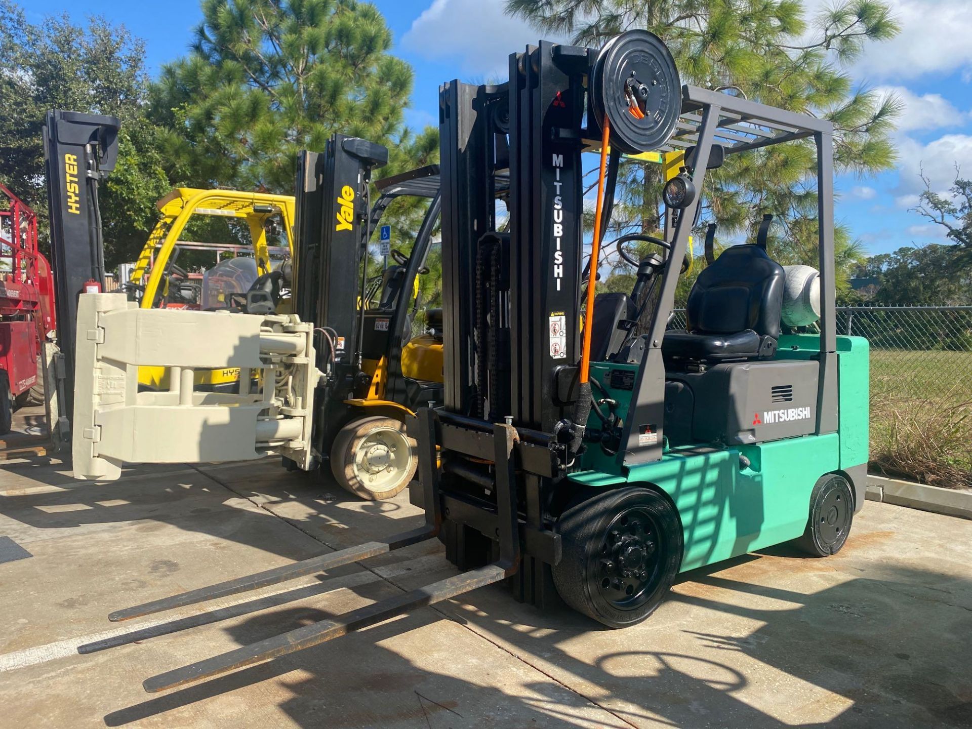 MITSUBISHI LP FORKLIFT MODEL FGC25, 5,000 LB CAPACITY, TILT, SIDE SHIFT, RUNS AND OPERATES