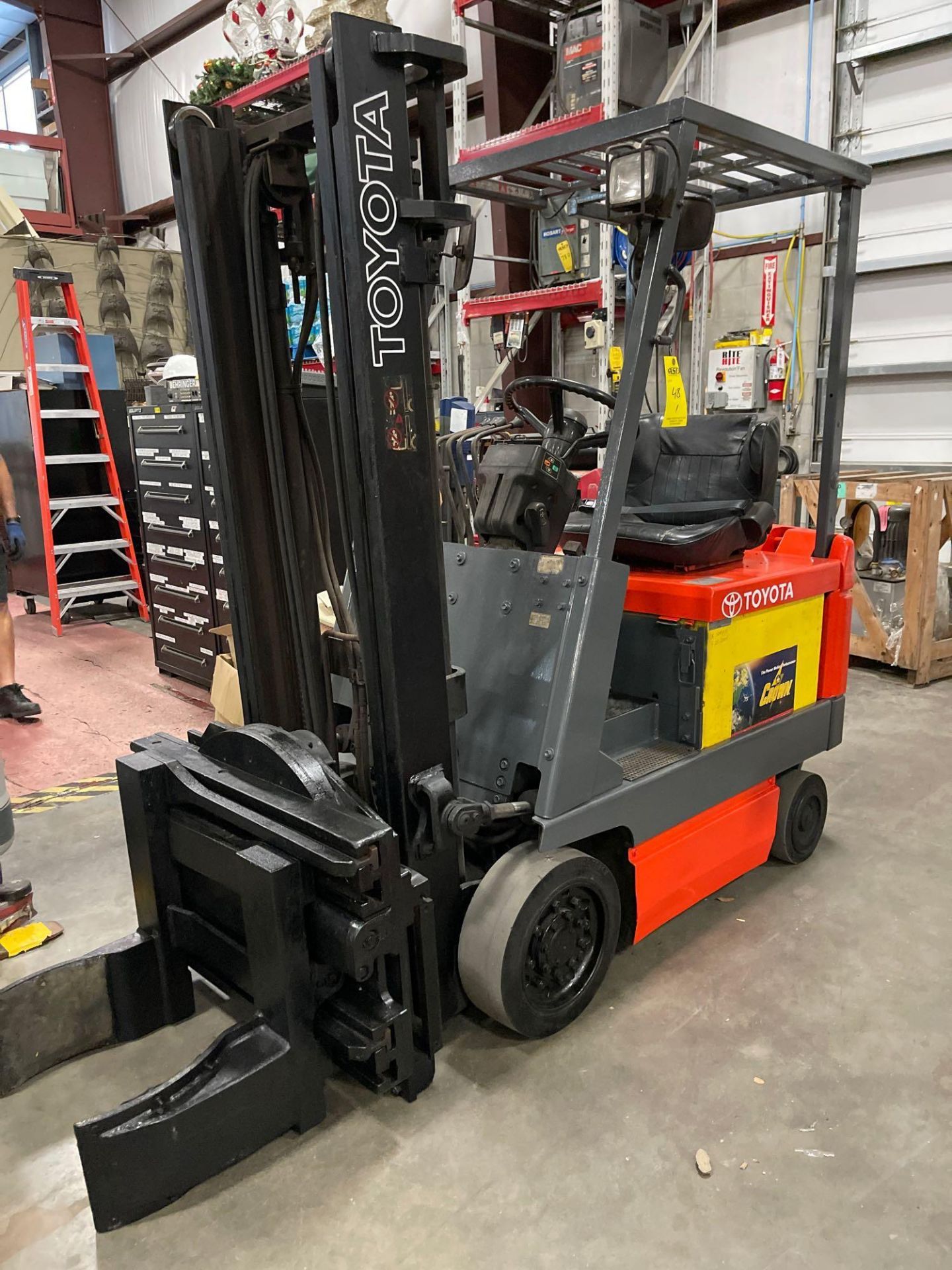 TOYOTA 5FBCU15 FORKLIFT, ROTATOR CLAMP, TILT, SIDE SHIFT ATTACHMENT, RUNS AND OPERATES