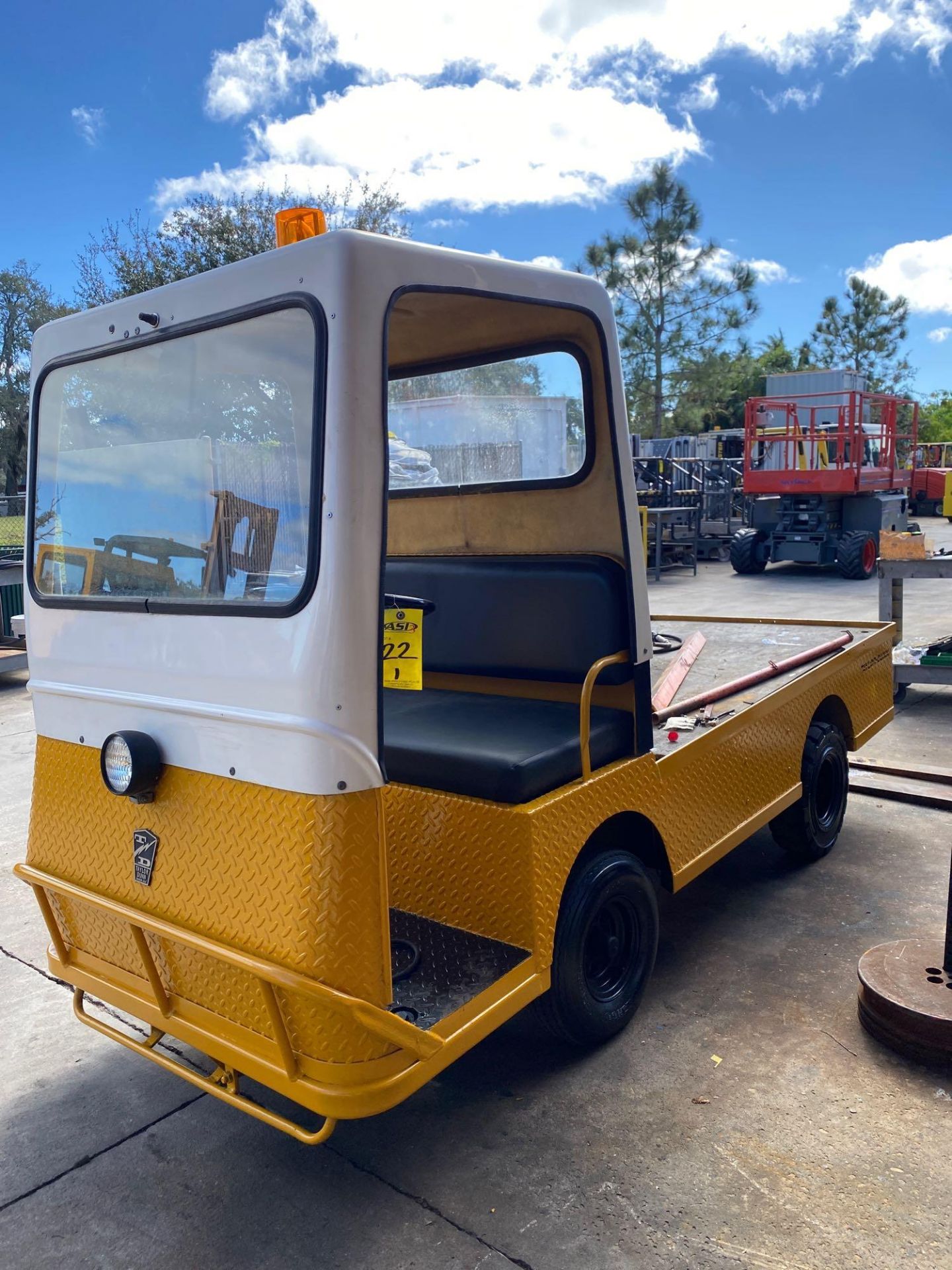 TAYLOR DUNN ELECTRIC SHOP CART, FLAT BED, BUILT IN BATTERY CHARGER, RUNS AND DRIVES - Image 2 of 7