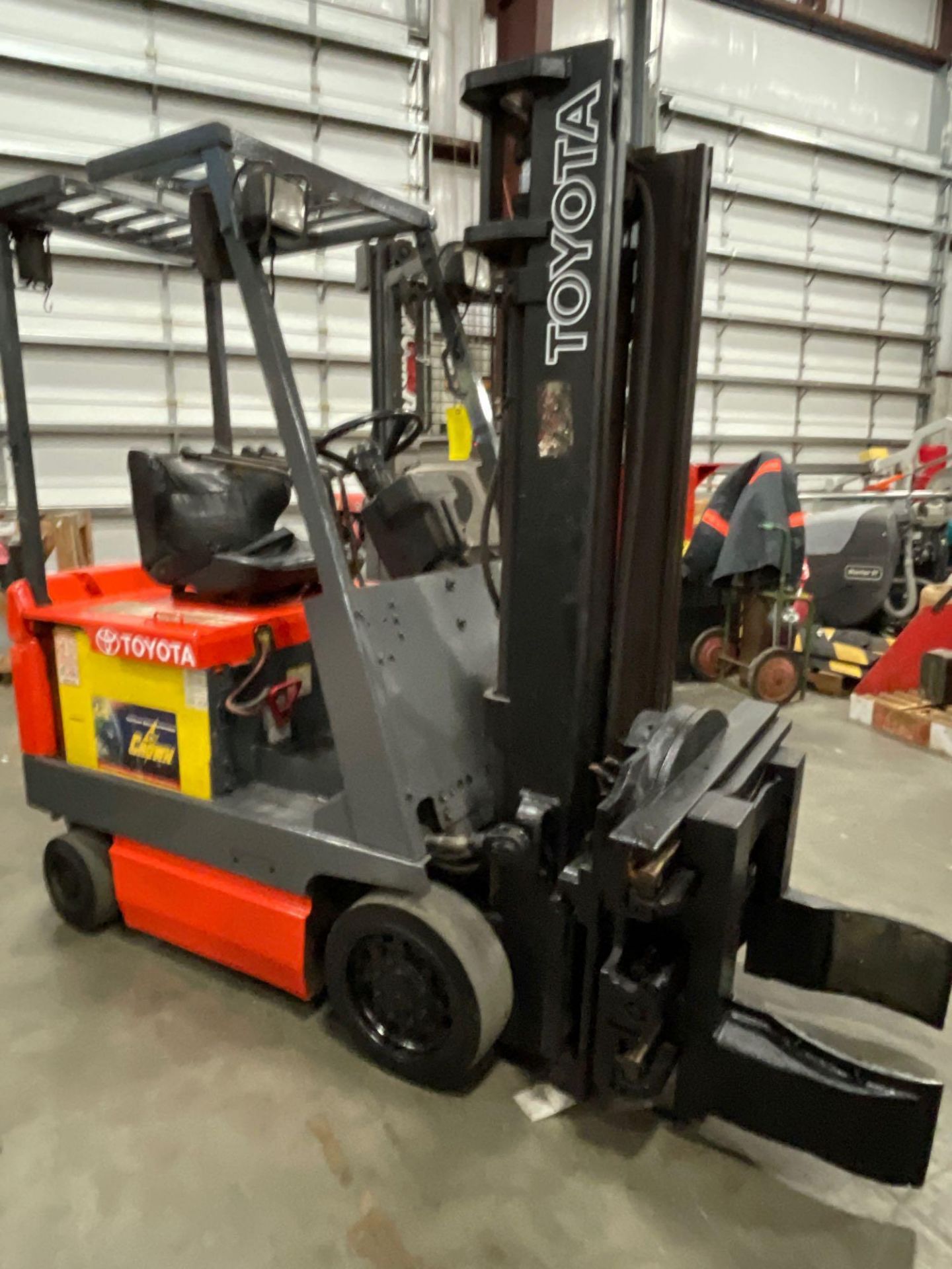 TOYOTA 5FBCU15 FORKLIFT, ROTATOR CLAMP, TILT, SIDE SHIFT ATTACHMENT, RUNS AND OPERATES - Image 2 of 9