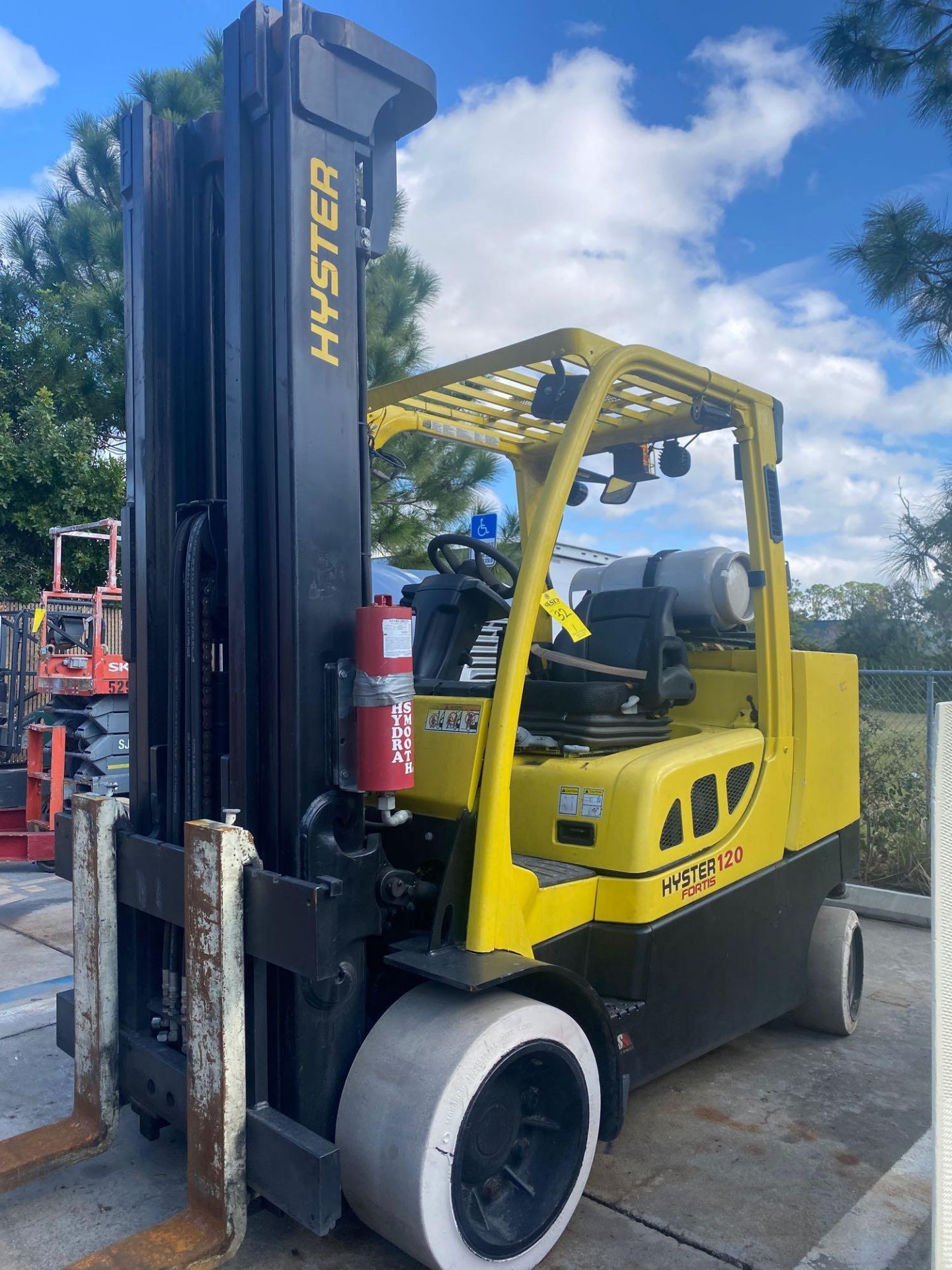 2013 HYSTER S120FTPRS LP FORKLIFT, 12,000 LB CAPACITY, 220.5" HEIGHT CAPACITY, TILT, AUX HOOKUPS, NO - Image 2 of 9