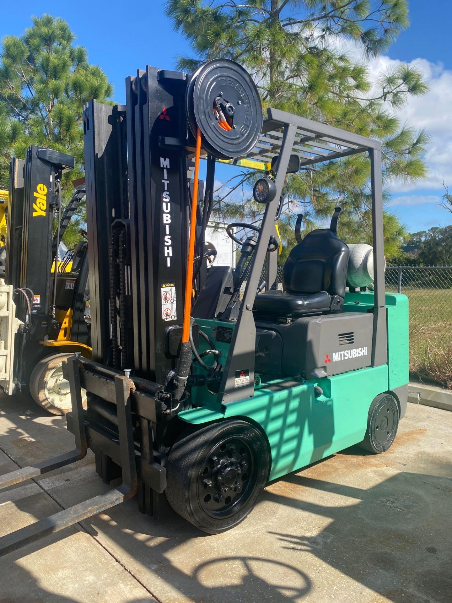 MITSUBISHI LP FORKLIFT MODEL FGC25, 5,000 LB CAPACITY, TILT, SIDE SHIFT, RUNS AND OPERATES - Image 7 of 8