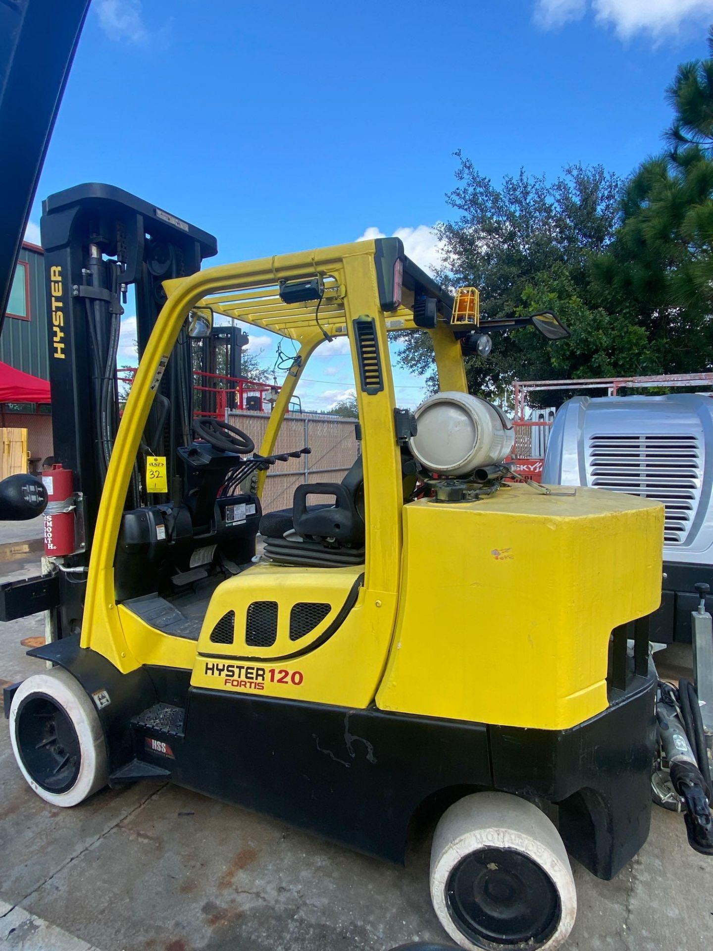 2013 HYSTER S120FTPRS LP FORKLIFT, 12,000 LB CAPACITY, 220.5" HEIGHT CAPACITY, TILT, AUX HOOKUPS, NO - Image 4 of 9