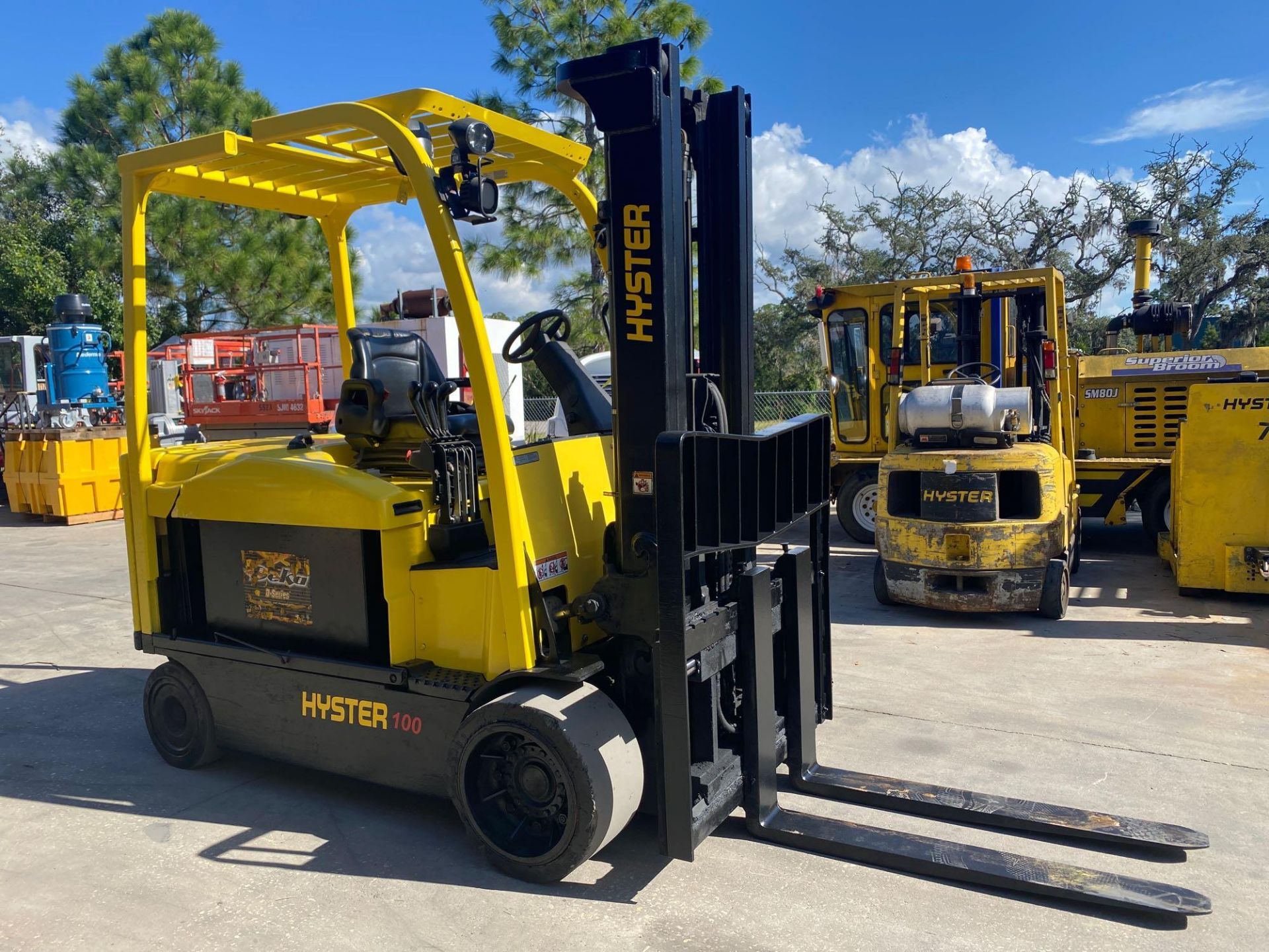 2014 HYSTER E100XN ELECTRIC FORKLIFT, 10,000 LB CAPACITY, TILT, SIDE SHIFT, 36V, 134.8" HEIGHT CAP - Image 5 of 8