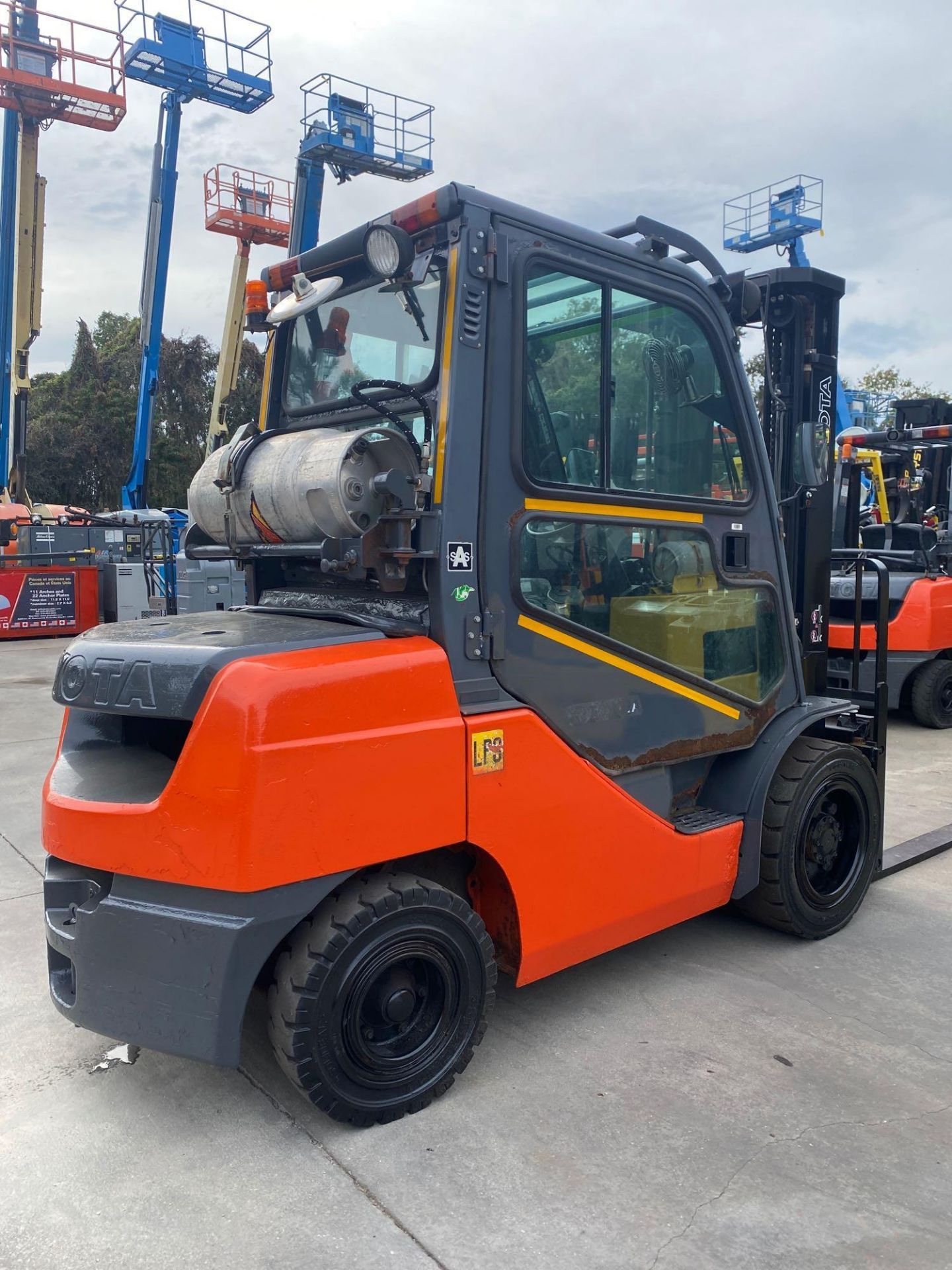 TOYOTA LP FORKLIFT MODEL 8FGU30, ENCLOSED CAB, 6,000 LB CAPACITY, TILT, SIDE SHIFT, WIPERS, HEAT, RU - Image 9 of 26