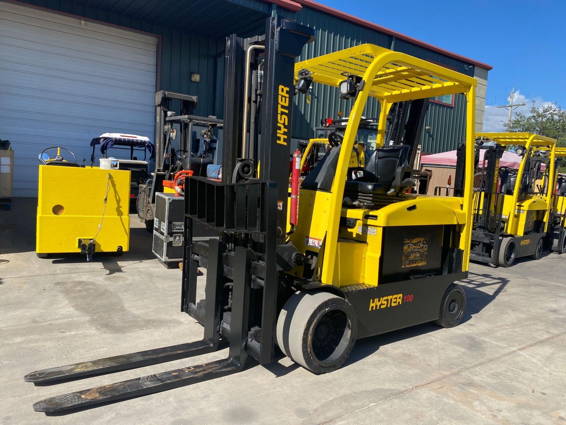 2014 HYSTER E100XN ELECTRIC FORKLIFT, 10,000 LB CAPACITY, TILT, SIDE SHIFT, 36V, 134.8" HEIGHT CAP - Image 2 of 8