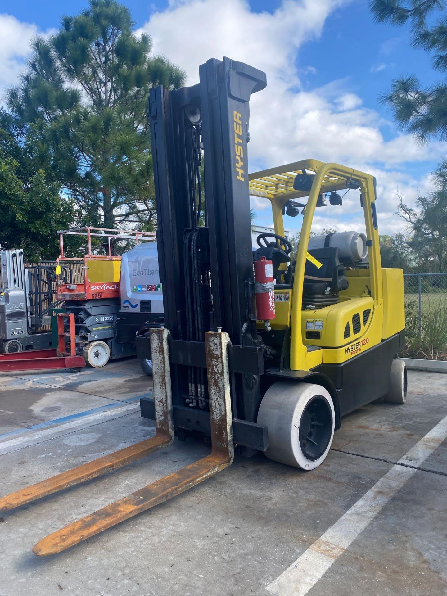 2013 HYSTER S120FTPRS LP FORKLIFT, 12,000 LB CAPACITY, 220.5" HEIGHT CAPACITY, TILT, AUX HOOKUPS, NO