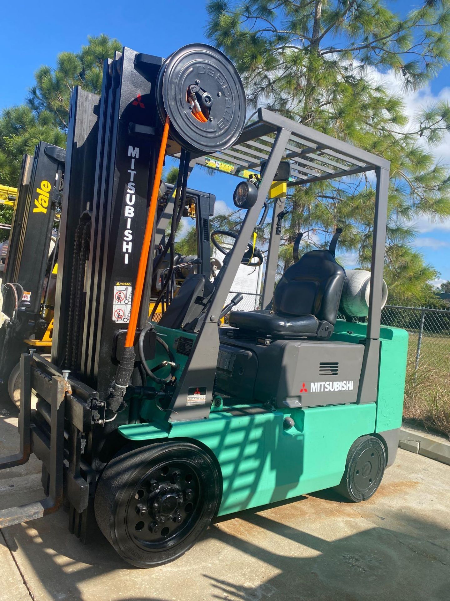 MITSUBISHI LP FORKLIFT MODEL FGC25, 5,000 LB CAPACITY, TILT, SIDE SHIFT, RUNS AND OPERATES - Image 2 of 8