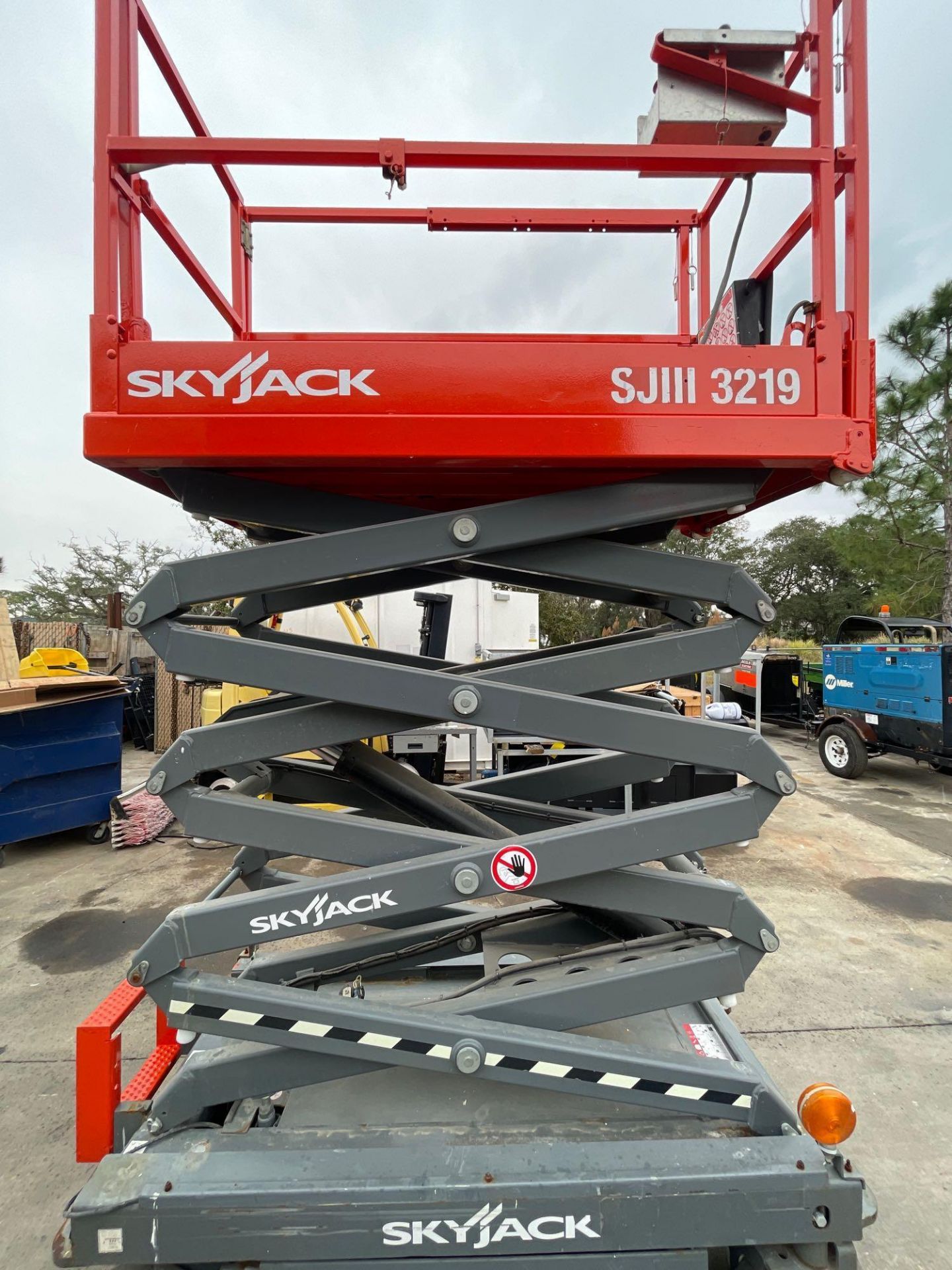 2016 SKYJACK SJIII 3219 SCISSOR LIFT, EXTENDABLE PLATFORM, 24V BUILT IN BATTERY CHARGER - Image 3 of 18