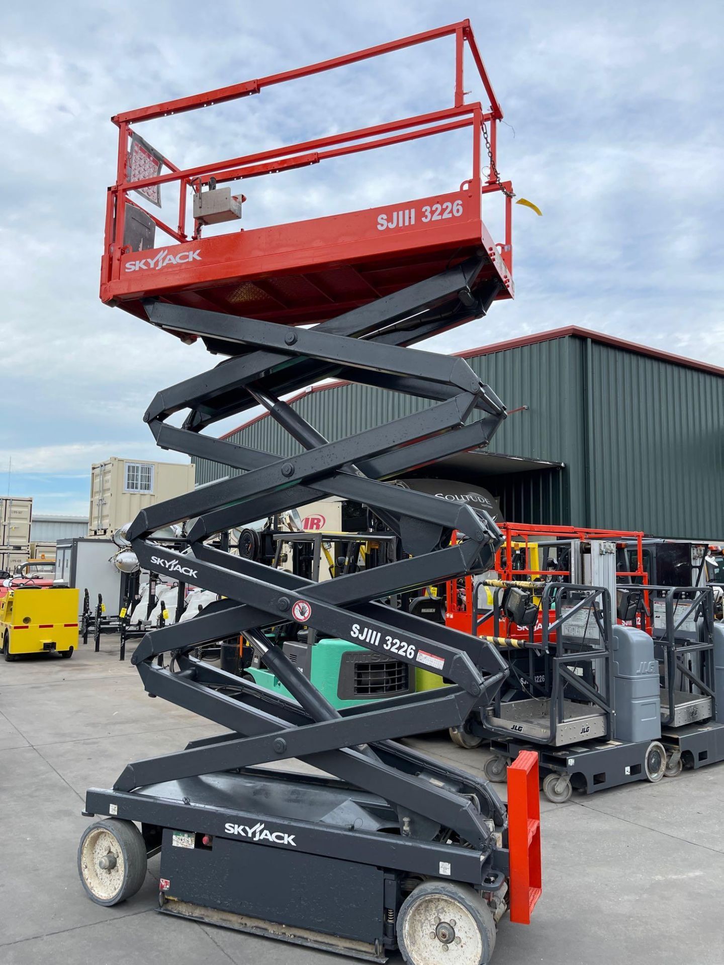 2013 SKYJACK SJIII 3226 SCISSOR LIFT, 24V BUILT IN BATTERY CHARGER, 277 HOURS SHOWING