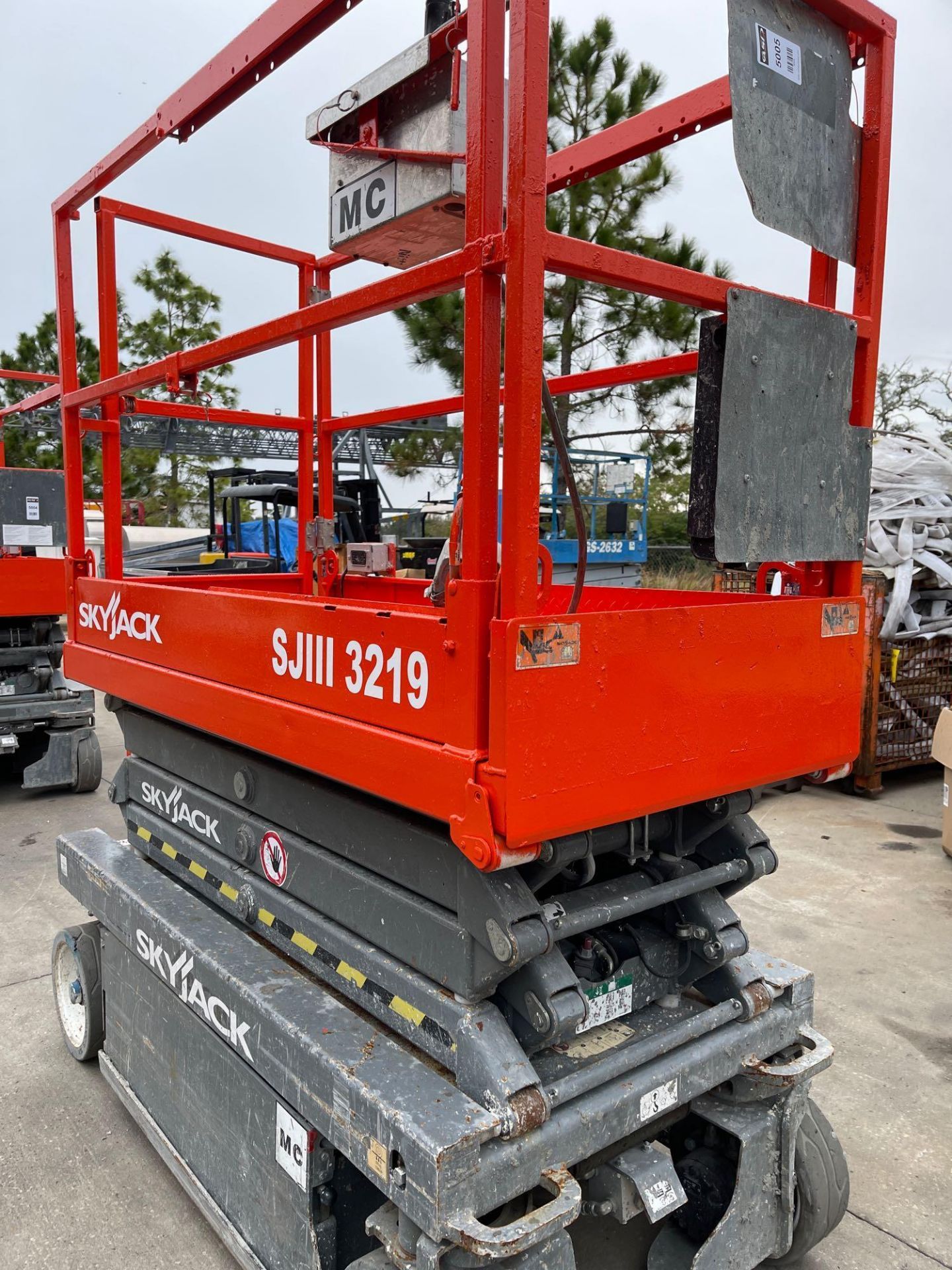 SKYJACK SJIII 3219 SCISSOR LIFT, EXTENDABLE PLATFORM, 24V BUILT IN BATTERY CHARGER - Image 9 of 21