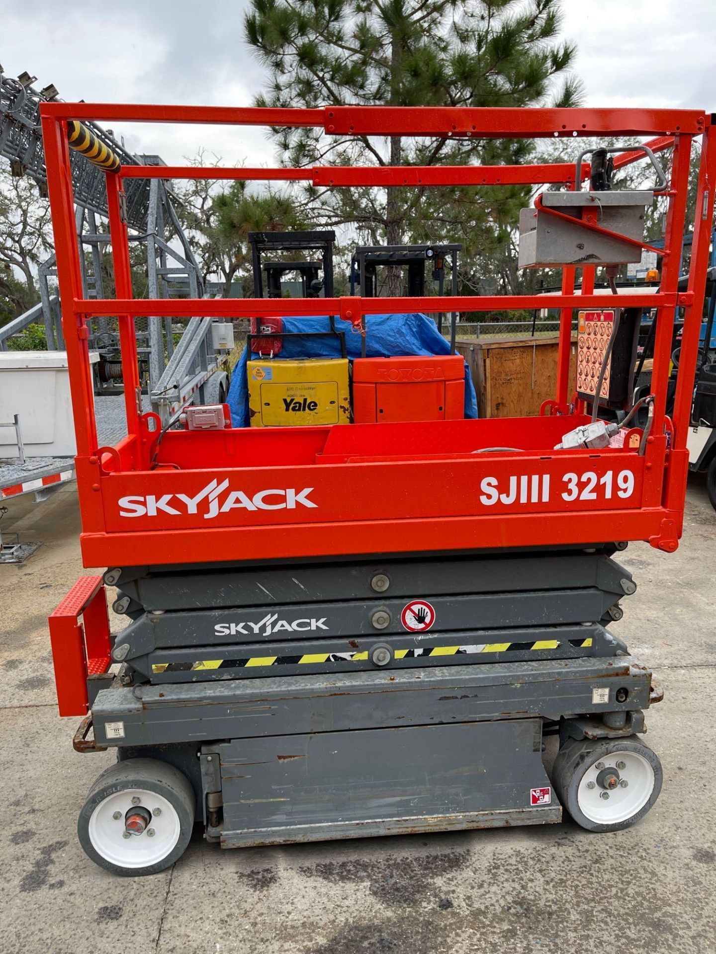 2016 SKYJACK SJIII 3219 SCISSOR LIFT, EXTENDABLE PLATFORM, 24V BUILT IN BATTERY CHARGER - Image 5 of 18