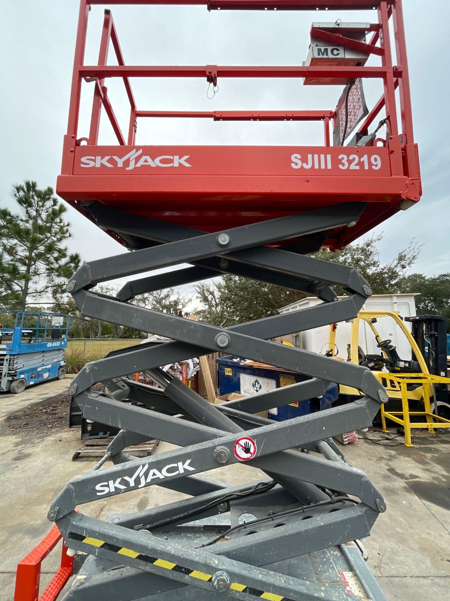 SKYJACK SJIII 3219 SCISSOR LIFT, EXTENDABLE PLATFORM, 24V BUILT IN BATTERY CHARGER - Image 2 of 21