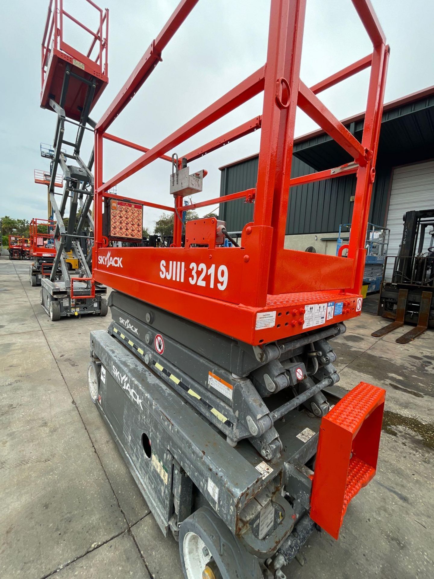 SKYJACK SJIII 3219 SCISSOR LIFT, EXTENDABLE PLATFORM, 24V BUILT IN BATTERY CHARGER, RUNS AND OPERATE - Bild 14 aus 15