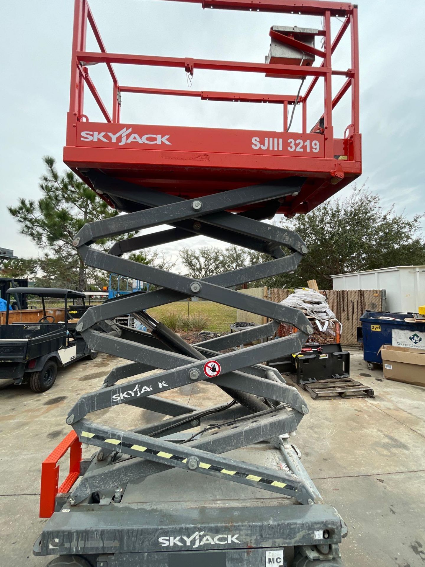 SKYJACK SJIII 3219 SCISSOR LIFT, EXTENDABLE PLATFORM, 24V BUILT IN BATTERY CHARGER, RUNS AND OPERATE - Bild 3 aus 15