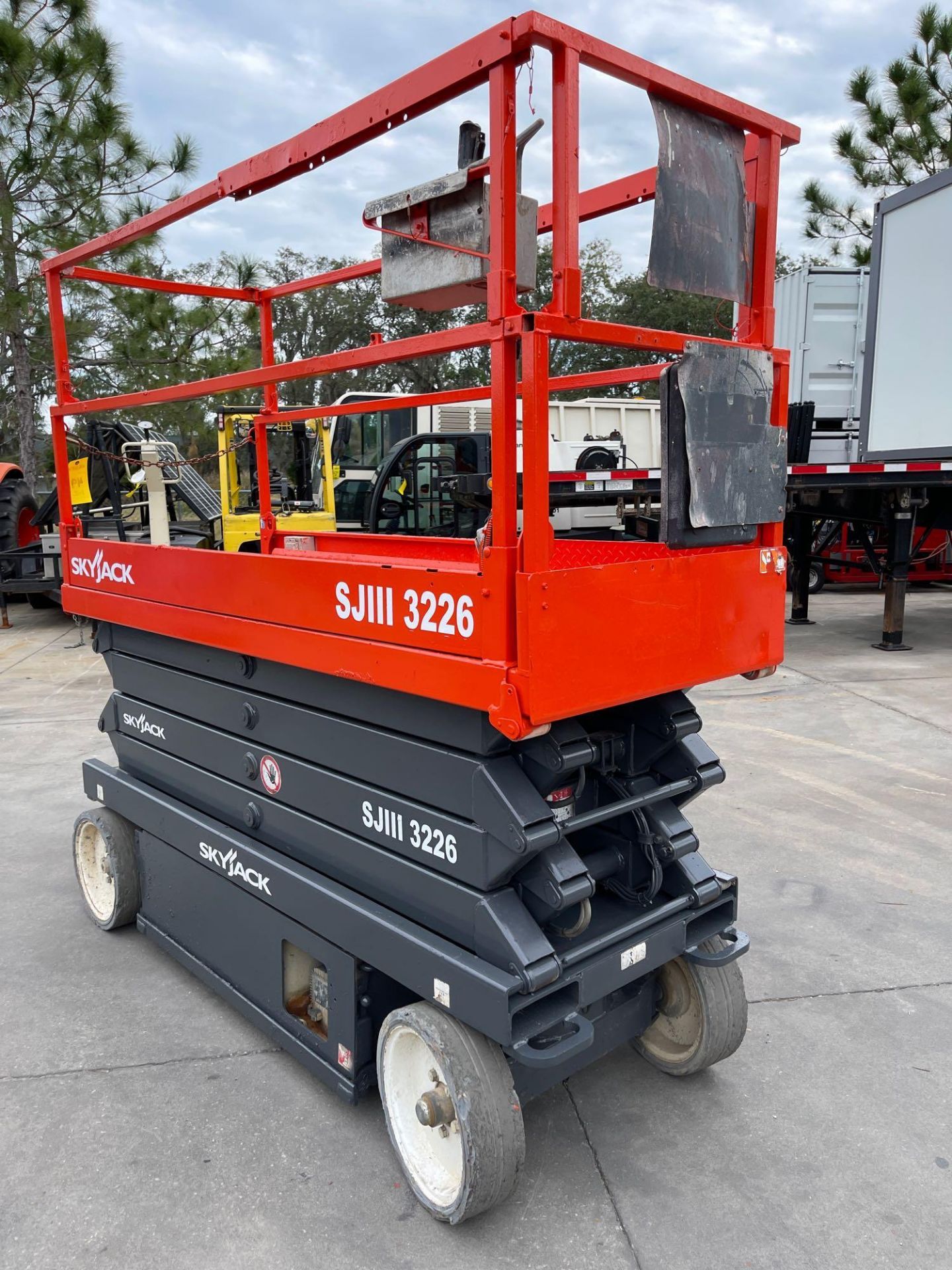 2013 SKYJACK SJIII 3226 SCISSOR LIFT, 24V BUILT IN BATTERY CHARGER, 277 HOURS SHOWING - Bild 13 aus 18