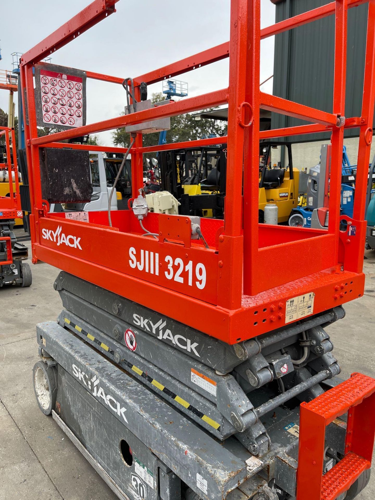 SKYJACK SJIII 3219 SCISSOR LIFT, EXTENDABLE PLATFORM, 24V BUILT IN BATTERY CHARGER - Image 17 of 21