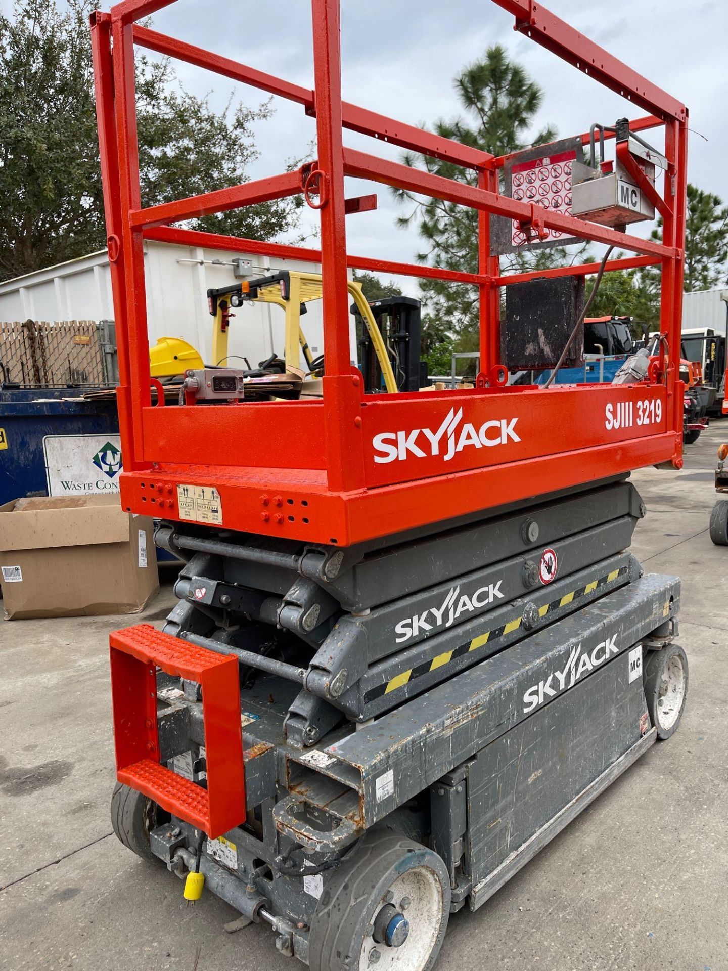 SKYJACK SJIII 3219 SCISSOR LIFT, EXTENDABLE PLATFORM, 24V BUILT IN BATTERY CHARGER - Image 6 of 21