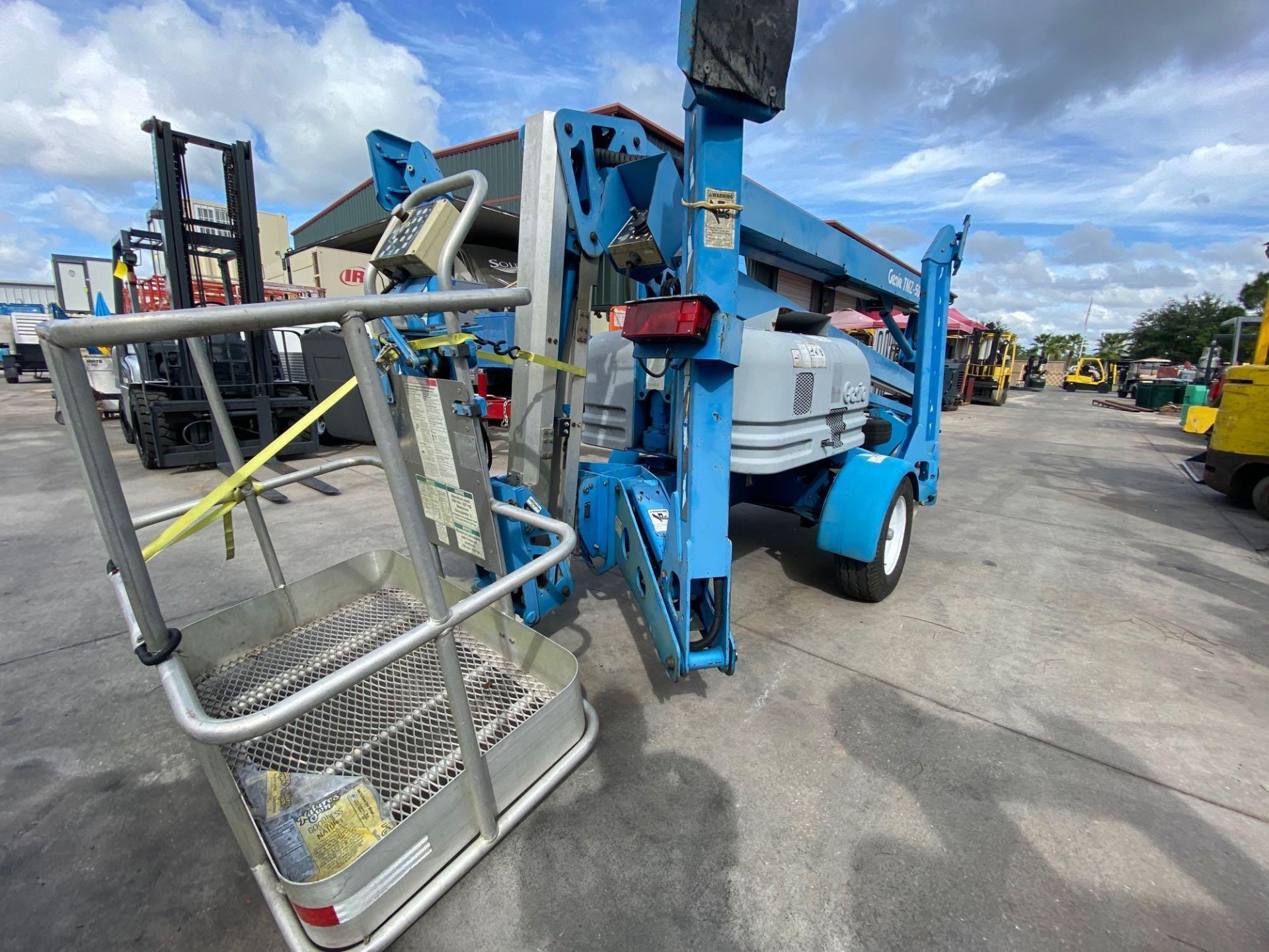 GENIE TMZ-50/30 TOW BEHIND ARTICULATING MAN LIFT 50’ HEIGHT, HONDA GAS MOTOR - Image 15 of 33